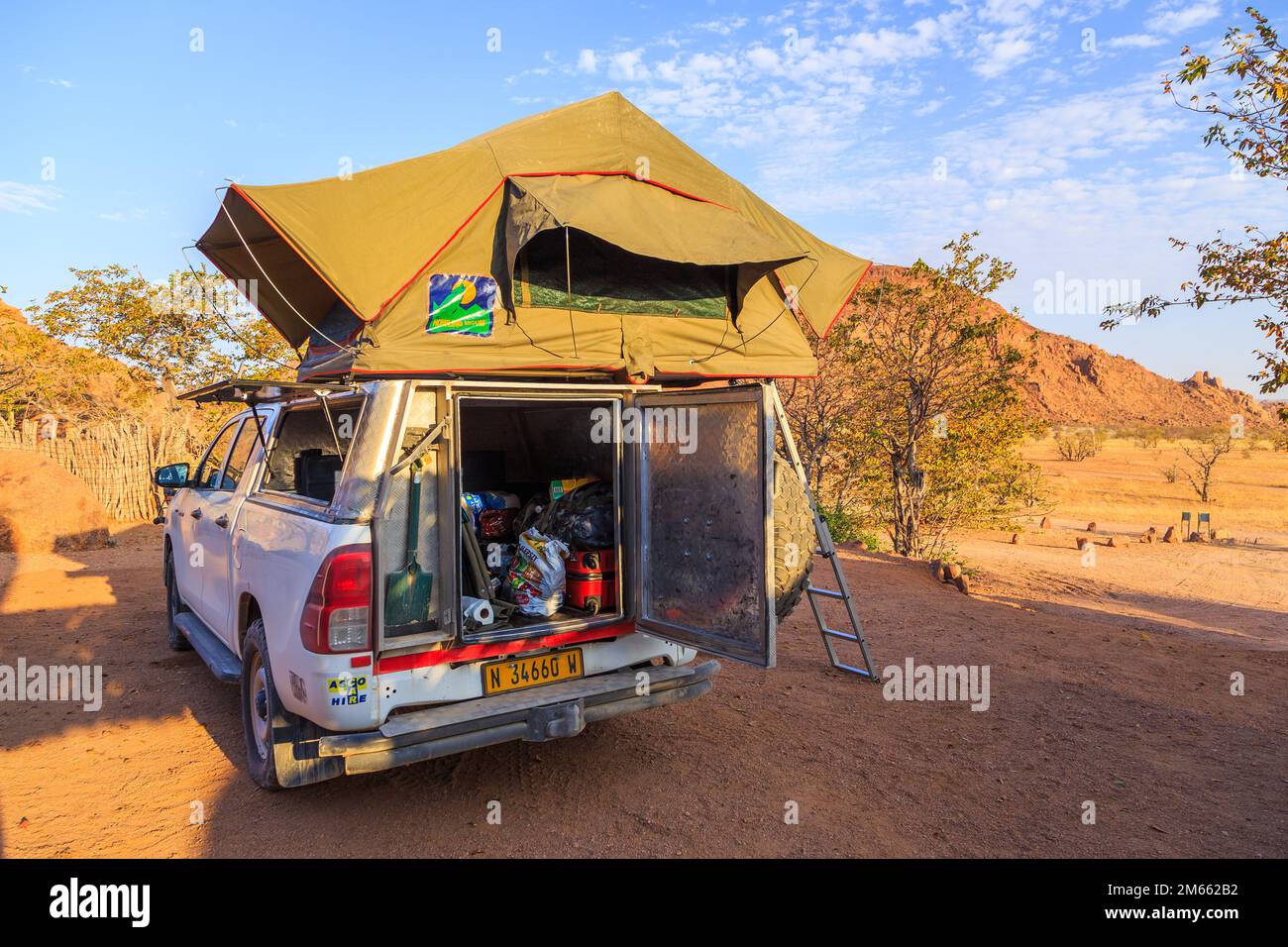 Mowani, Damaraland, Namibia - 04 ottobre 2018: Tipica auto a noleggio 4x4  in Namibia dotata di attrezzatura da campeggio e di una tenda sul tetto  Foto stock - Alamy
