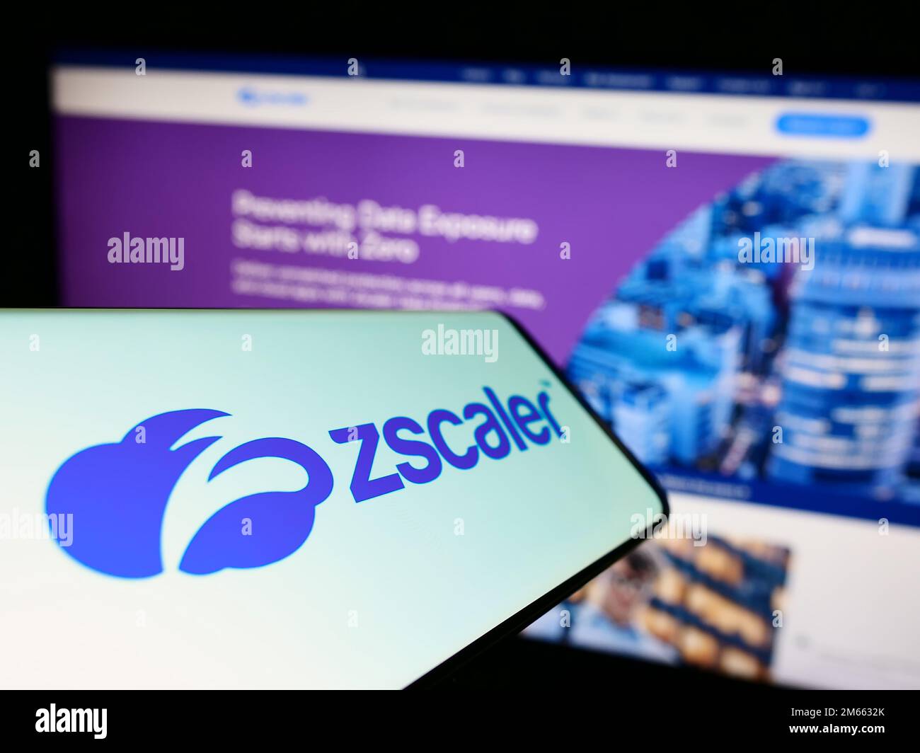 Cellulare con il logo della società americana di sicurezza sul cloud Zscaler Inc. Sullo schermo di fronte al sito web aziendale. Messa a fuoco al centro a sinistra del display del telefono. Foto Stock