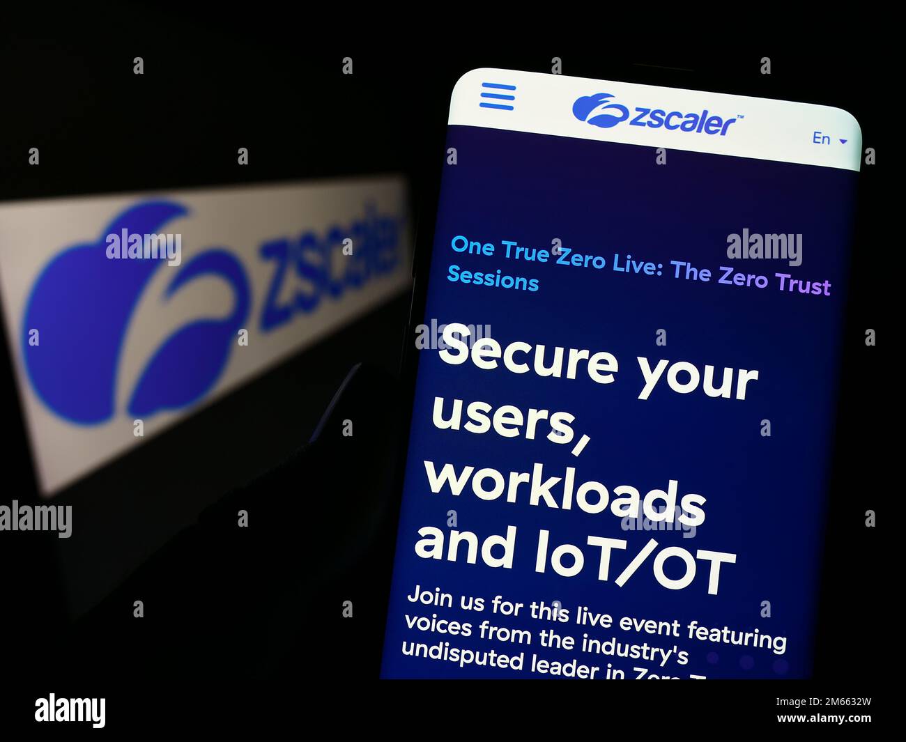Persona che tiene in mano uno smartphone con il sito Web della società statunitense di sicurezza sul cloud Zscaler Inc. Sullo schermo di fronte al logo. Messa a fuoco al centro del display del telefono. Foto Stock