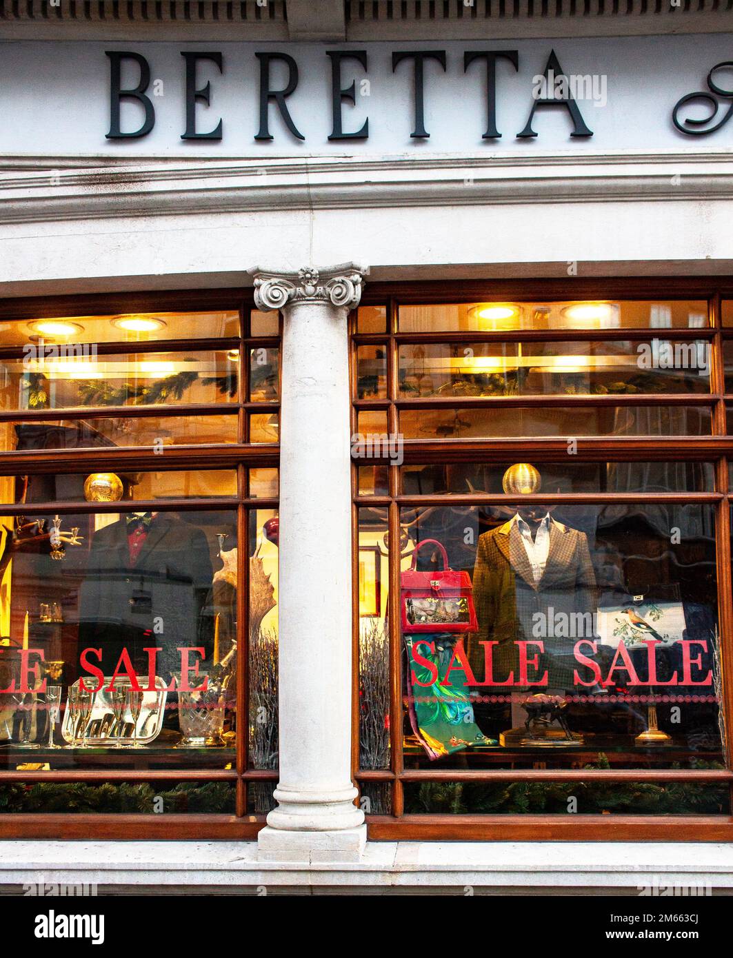 Beretta Gallery, 36 St James's St, Londra; un negozio di armi e  abbigliamento di lusso Foto stock - Alamy