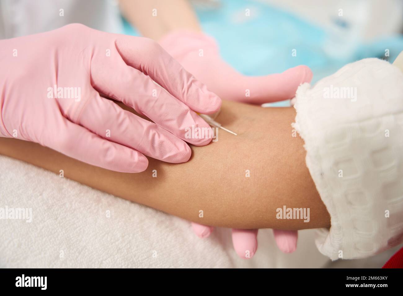 Paziente di sesso femminile che ha un trattamento in ospedale, camera di gocciolamento Foto Stock