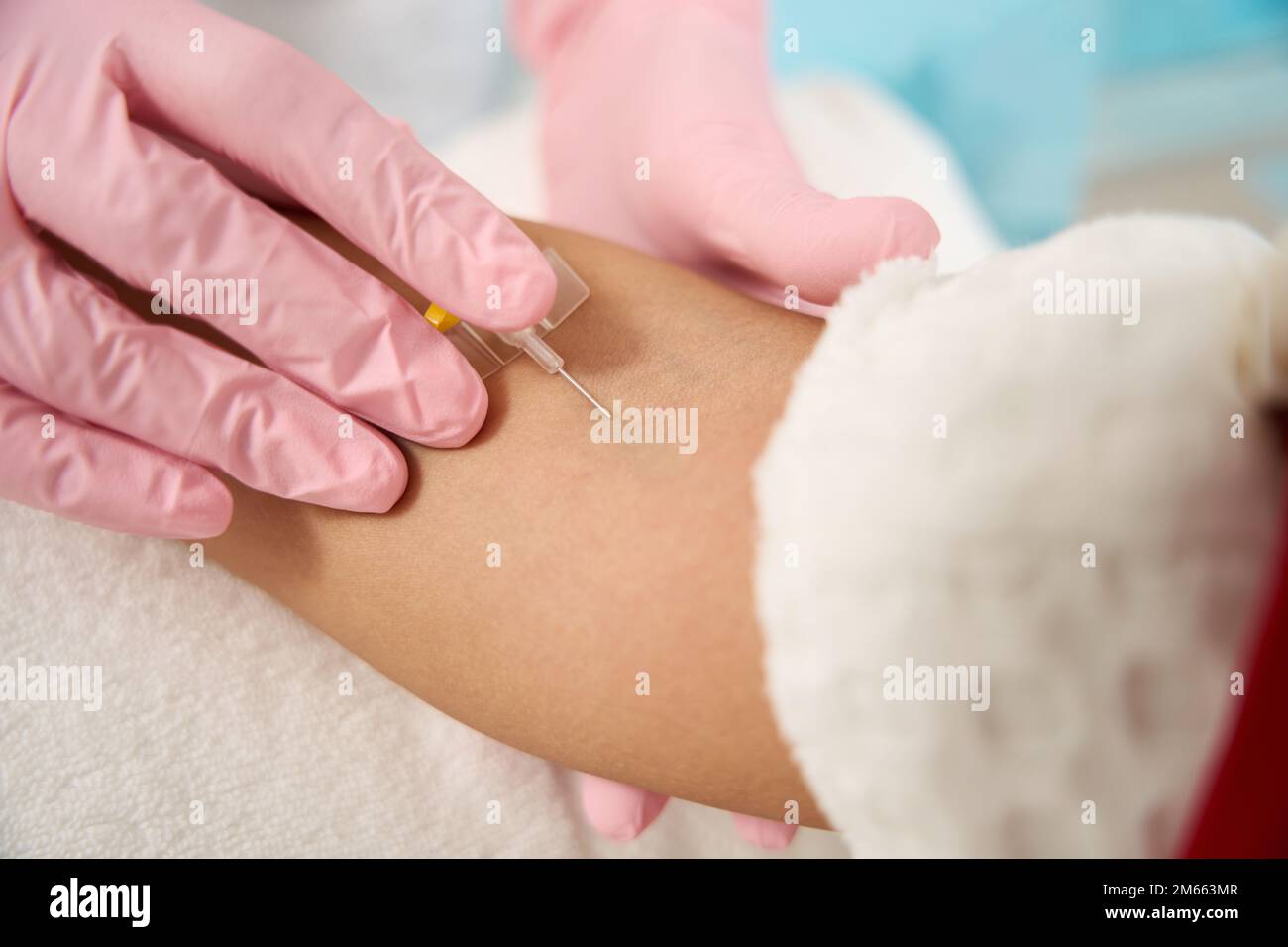 Paziente in trattamento in ospedale, camera di gocciolamento Foto Stock