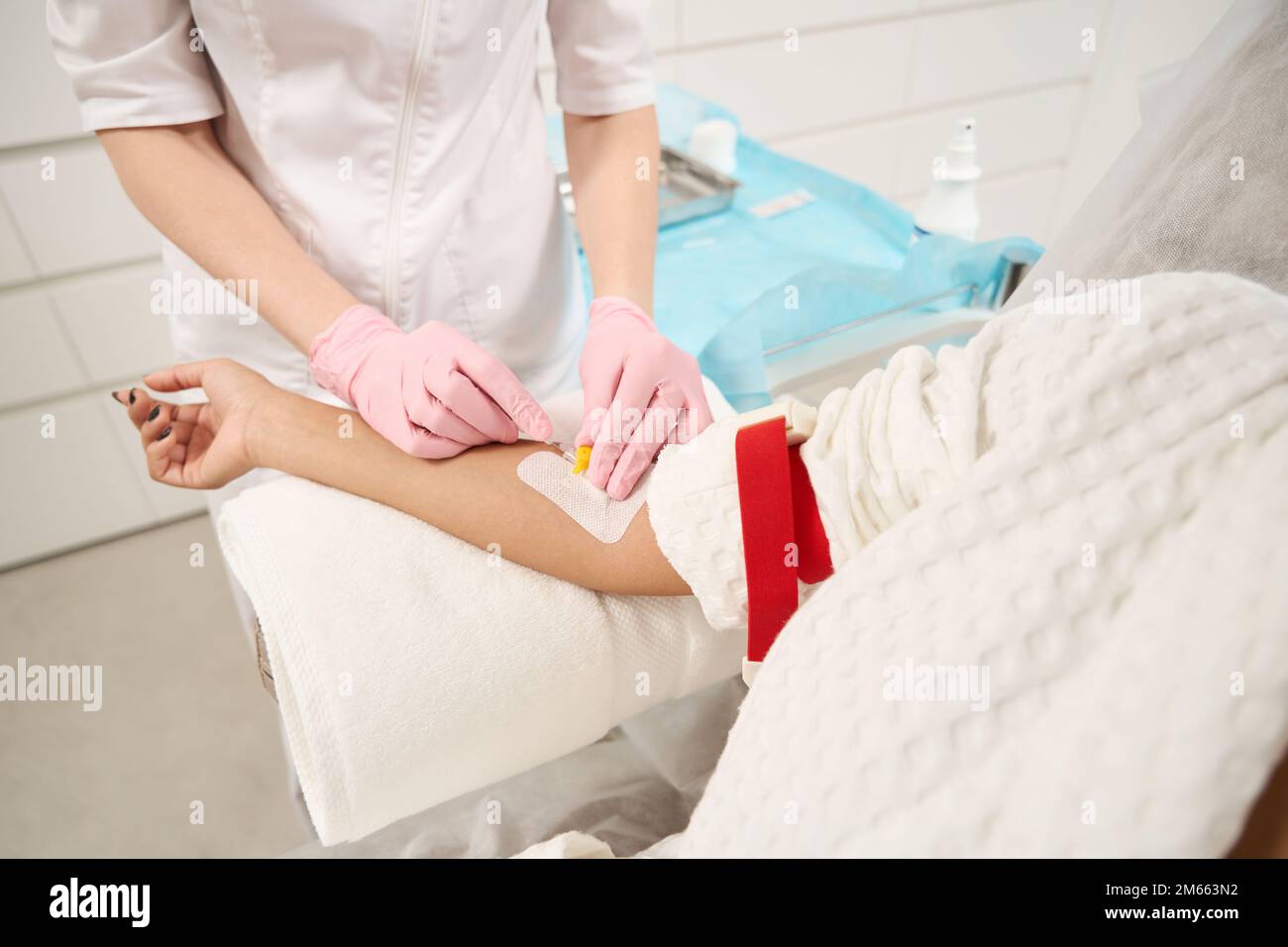 Donna afroamericana che ha cura in ospedale Foto Stock