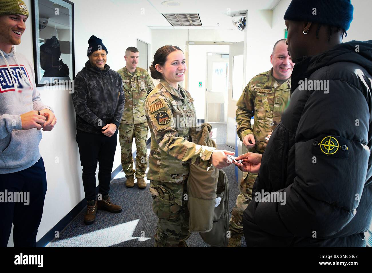 I giocatori della NFL Andrew Beck, Tight End per i Denver Broncos, Demetric Felton Jr. Che tornano per i Cleveland Browns, E Kenny Moore II, caposaldo dei Colts di Indianapolis, visitano gli Airmen e i Guardiani dei 13th e 213th Space Warning Squadrons alla base della forza spaziale del Clear Space come parte di un tour dell'USO Salute al servizio. I membri del team Clear, i civili, la forza spaziale attiva e la Guardia nazionale aerea dell'Alaska hanno fornito un tour della loro missione di allarme missilistico del 24/7, difesa missilistica e consapevolezza del dominio spaziale e hanno avuto la possibilità di ottenere autografi. (STATI UNITI Foto della Guardia Nazionale aerea di Senior Master Sgt. Juli Foto Stock