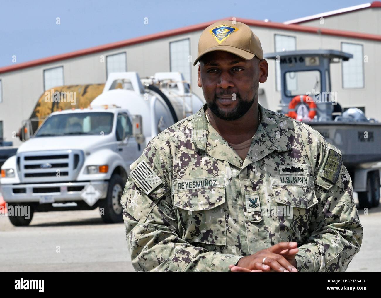 220504-N-AS200-5343 PORTA HUENEME, CALIFORNIA (4 maggio 2022) – il compagno di Boatswain 2nd Classe Juan Reyes-Munoz, assegnato alla base navale Ventura County (NBVC) Port Operations, esprime osservazioni durante il suo riascolto 4 maggio 2022. NBVC è un'installazione navale strategicamente situata composta da tre strutture operative: Point Mugu, Port Hueneme e San Nicolas Island. NBVC è la sede dei Pacific Seabees, West Coast e-2C Hawkeyes, 3 centri di guerra e 80 inquilini. Foto Stock