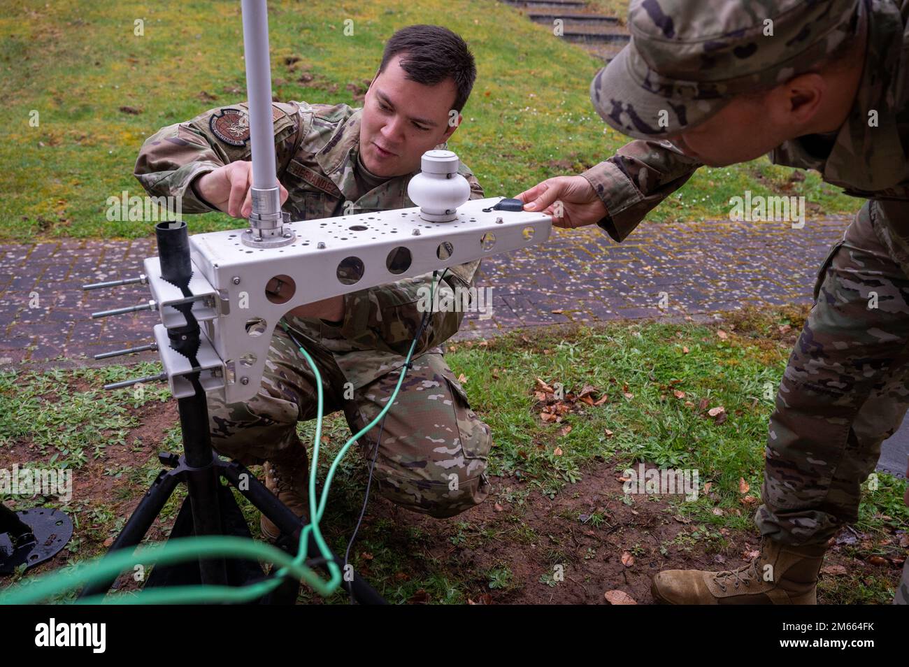 STATI UNITI Tecnologia Air Force. SGT. Ricardo Hernandez, 1st Communications Maintenance Squadron sezione operazioni di rete capo, sinistra, e Tech. Chad Fisher, 1st responsabile della formazione di unità CMXS, assemblare un nodo di comunicazione alla stazione aerea di Kapaun, Germania, 5 aprile 2022. L'unità ha eseguito con successo l'espansione e il miglioramento delle capacità di comunicazione in tutti gli Stati Uniti Le forze aeree in Europa non solo hanno identificato il CMXS 1st come una prima unità di ingegneria, installazione e riparazione delle comunicazioni, ma hanno guadagnato loro il General Edwin W. Rawlings Team Award per il dominio delle informazioni sulle forze aeree al majo Foto Stock