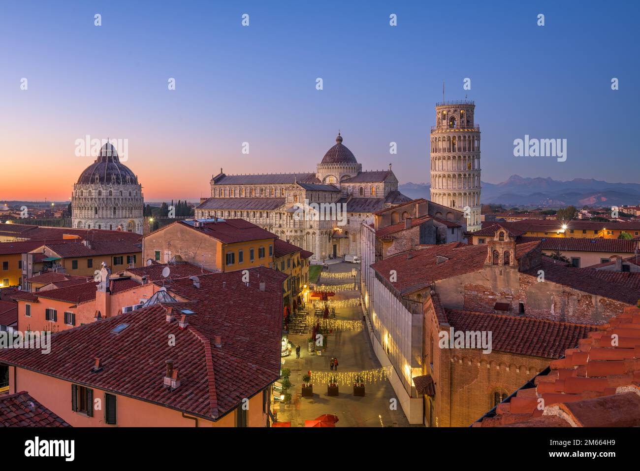 Pisa, Italia vista sul tetto della città al tramonto. Foto Stock