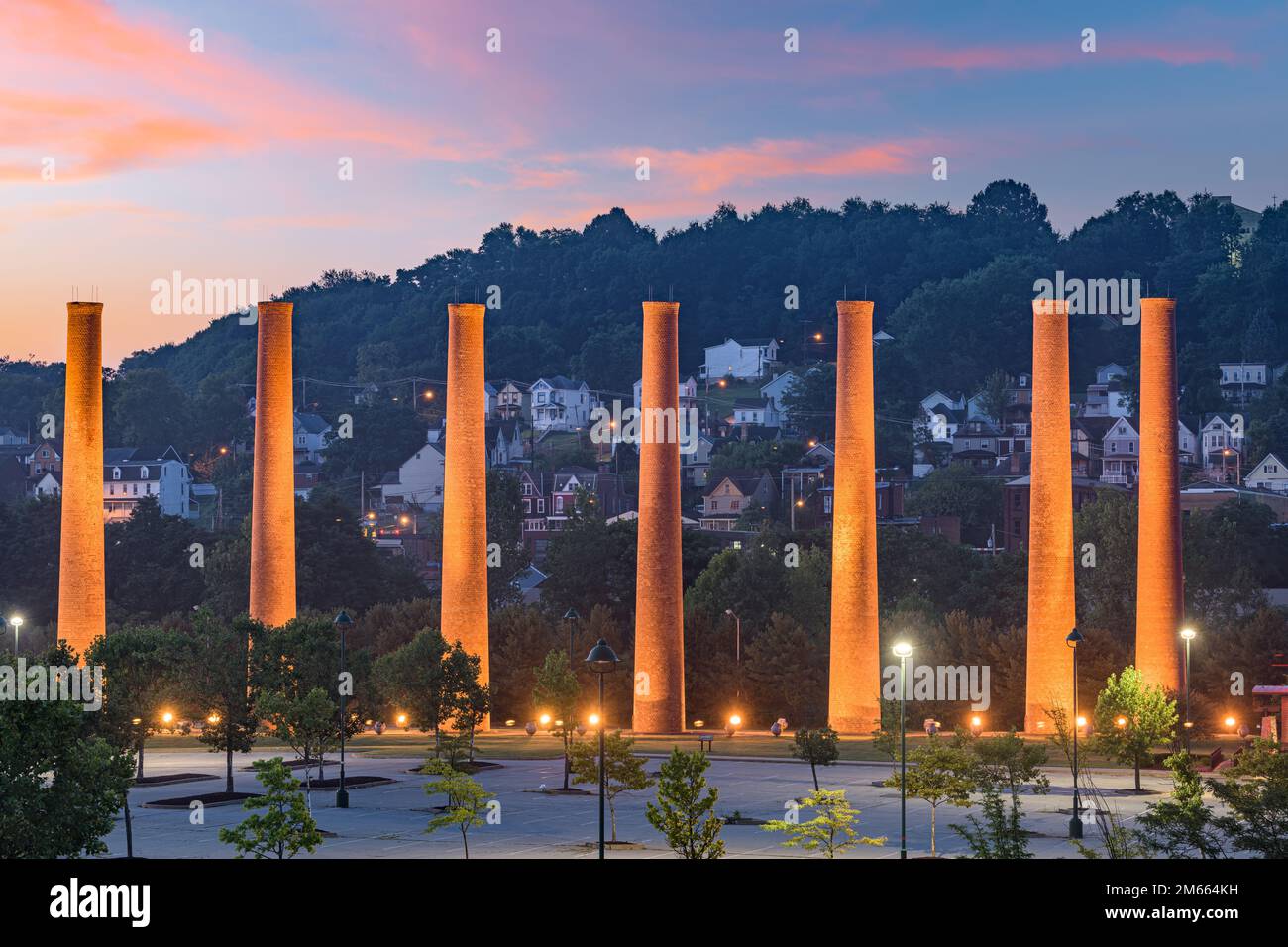 Homestead, Pennsylvania, Stati Uniti d'America presso lo storico Mulino di acciaio pile di fumo all'alba. Foto Stock