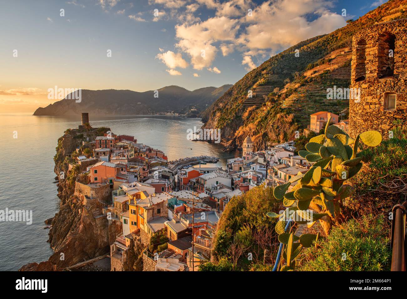 Vernazza, la Spezia, Liguria, Italia nella regione delle cinque Terre al tramonto. Foto Stock
