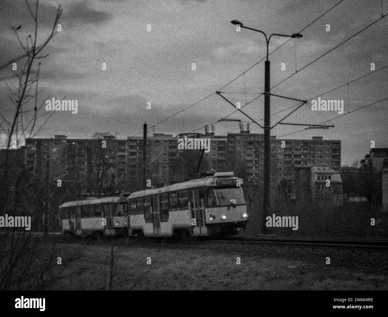 Linea del tram nella città di Liberec in inverno nuvoloso fresco sera Foto Stock