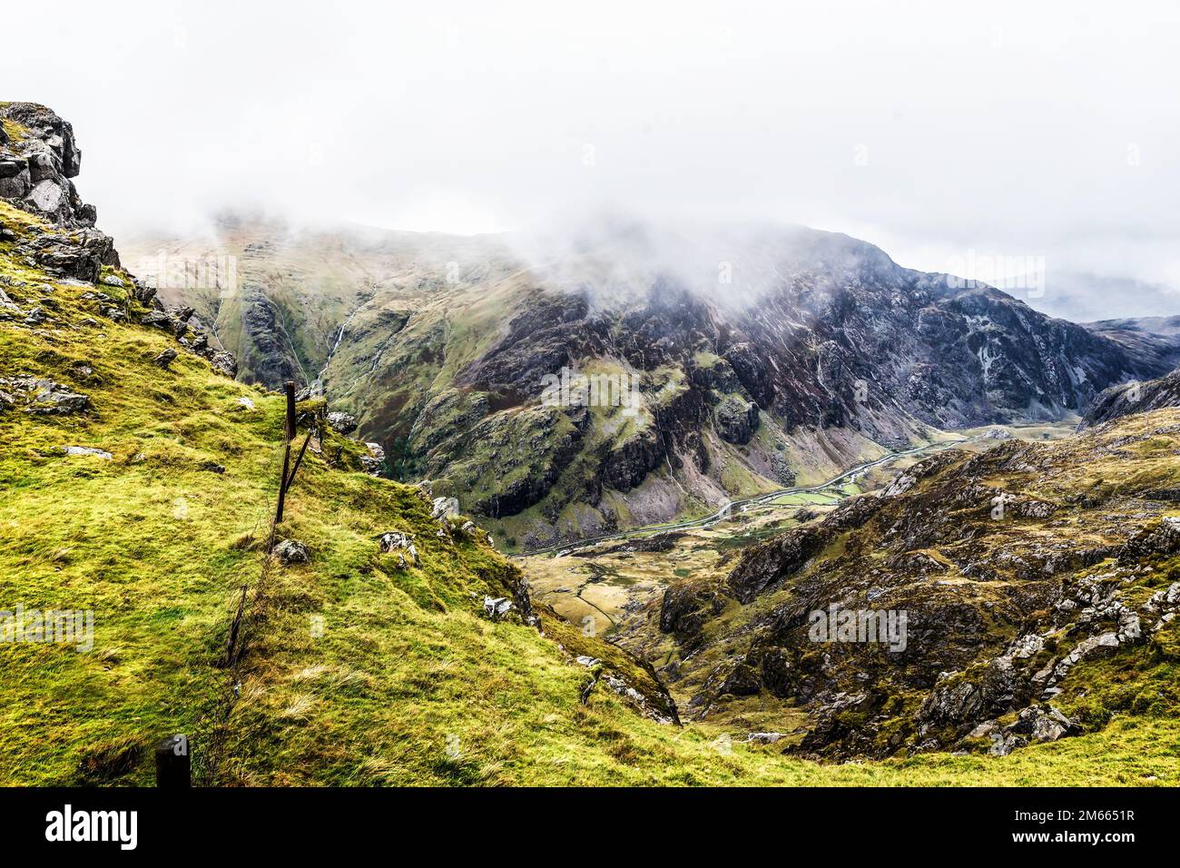 Vista sul monte Snowdon dietro le nuvole Foto Stock