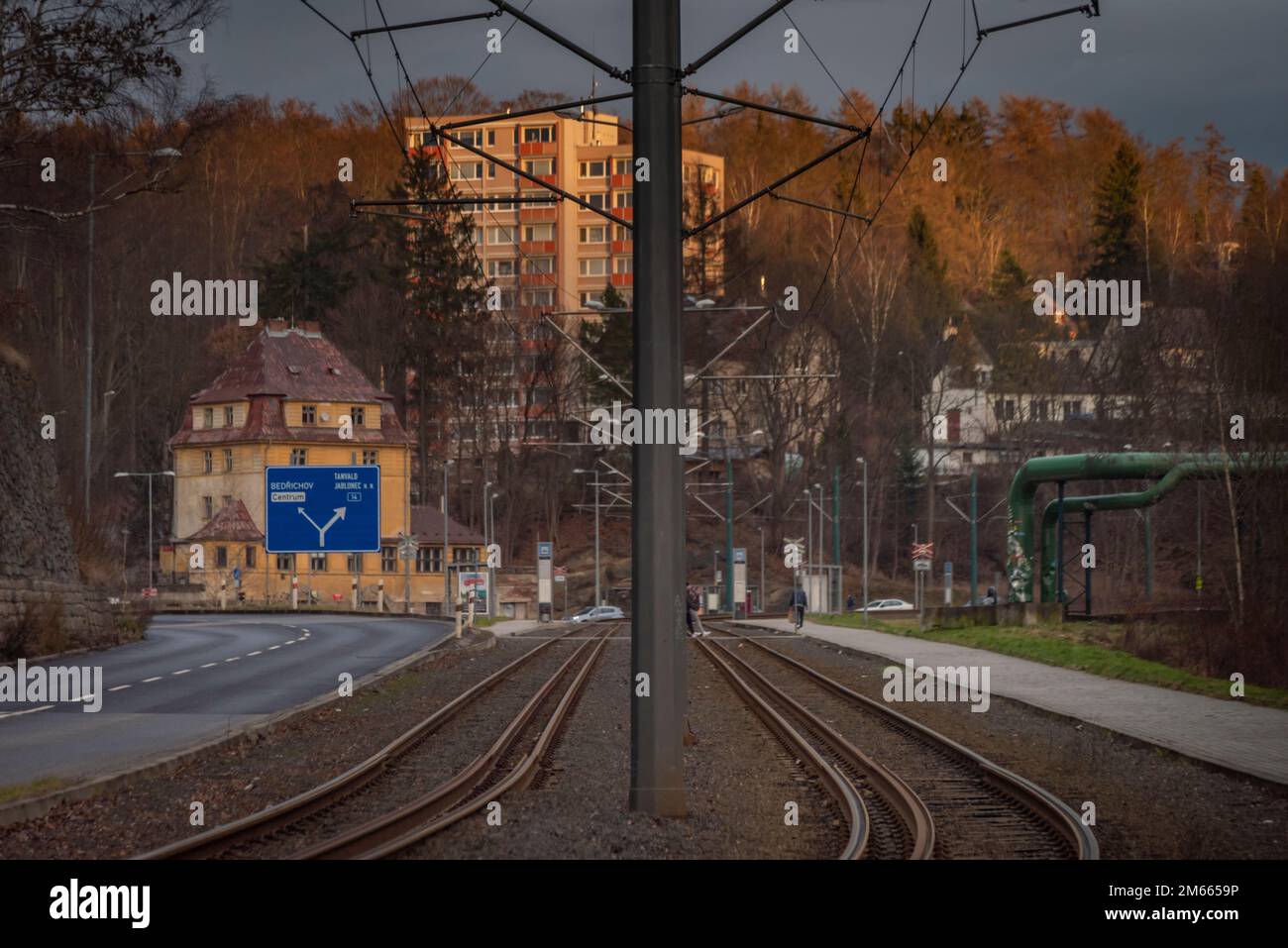 Linea del tram nella città di Liberec in inverno nuvoloso fresco sera Foto Stock