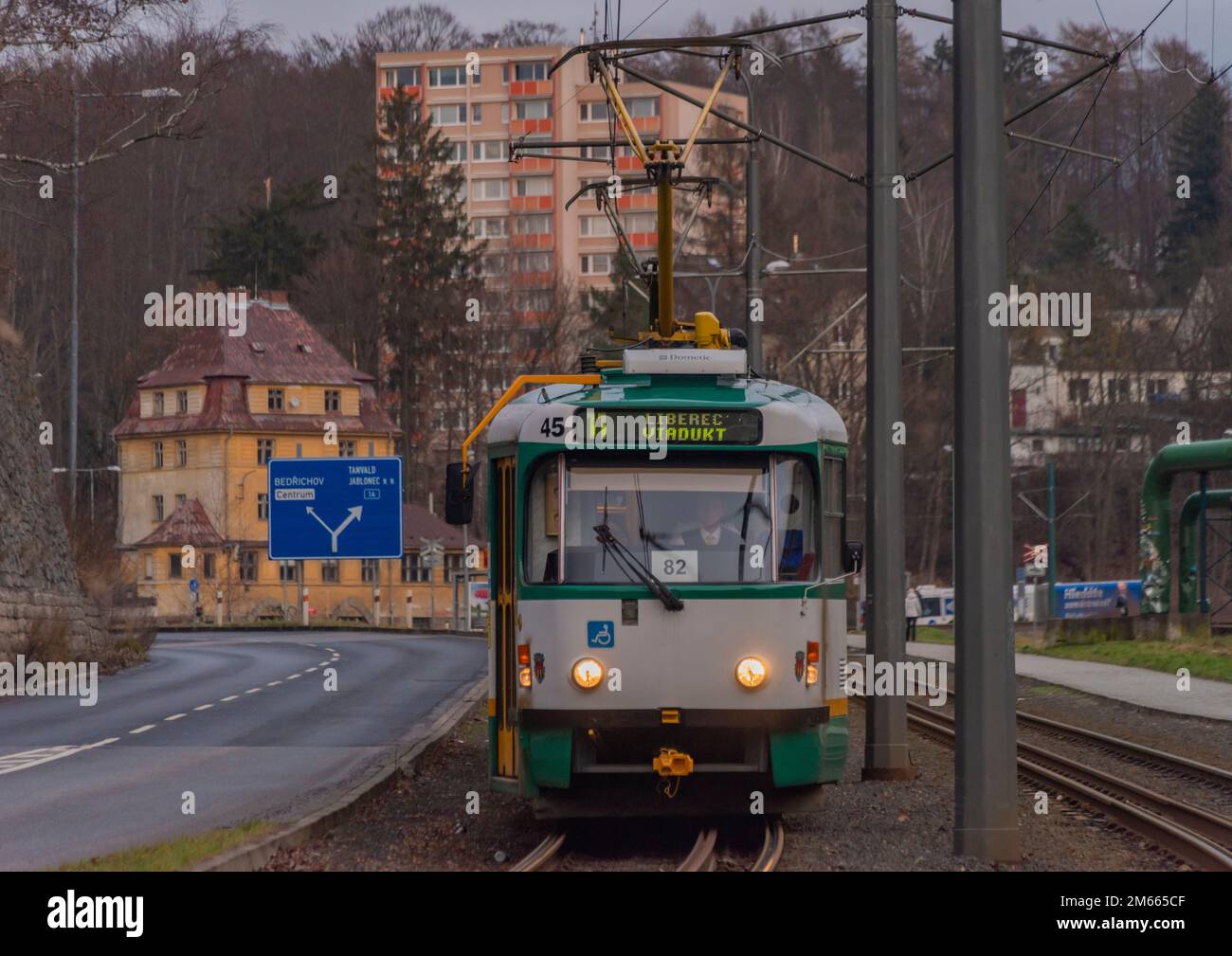 Linea del tram nella città di Liberec in inverno nuvoloso fresco sera Foto Stock