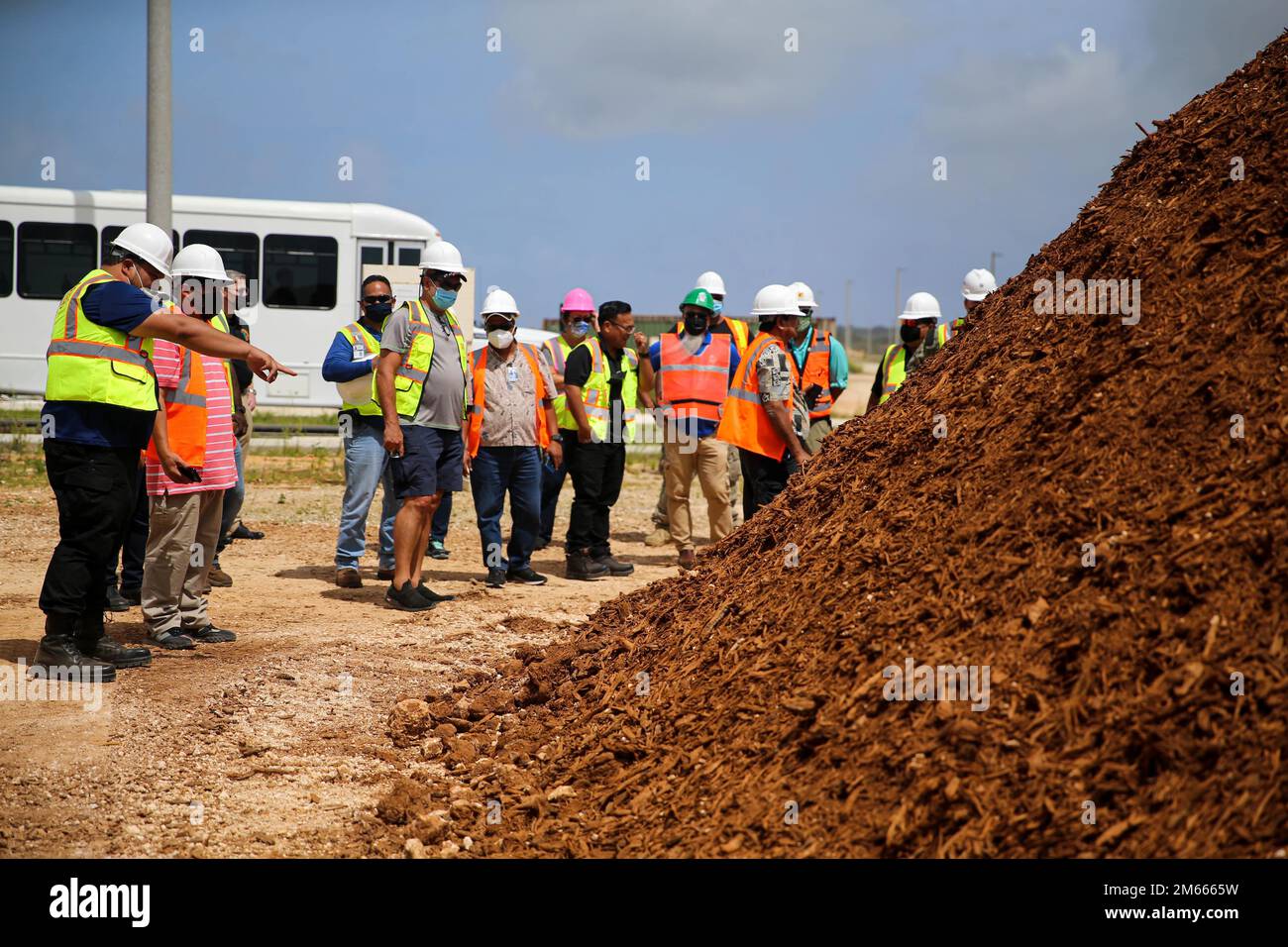 I dipendenti della Guam Environmental Protection Agency e della Saipan Environmental Protection Agency partecipano a un tour organizzato dal Naval Facilities Engineering Systems Command Marianas presso la base del corpo Marino (MCB) Camp Blaz, Guam, 6 aprile 2022. Il personale di MCB Camp Blaz ha portato le agenzie in vari siti sulla base per illustrare come i rifiuti verdi vengono gestiti durante la costruzione della base e per mostrare la varietà di modi in cui il corpo Marino si prende cura dell'ambiente e contribuisce alla protezione e alla conservazione della natura durante l'accumulo. Foto Stock