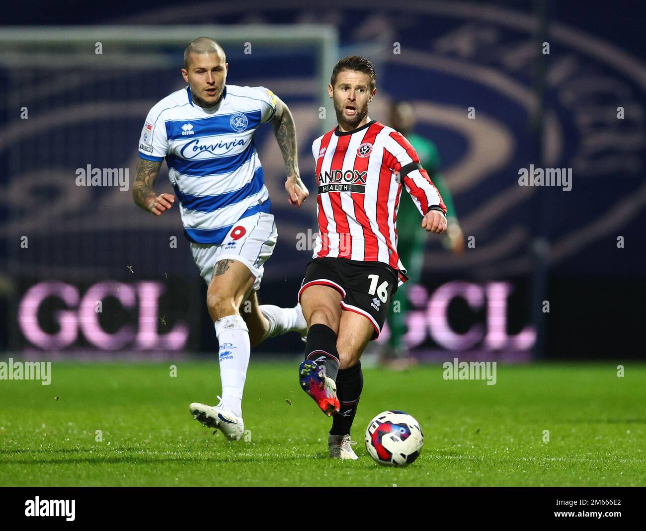 Londra, Regno Unito. 2nd Jan, 2023. Oliver Norwood di Sheffield Utd in azione insieme a Lyndon Dykes PF QPR durante la partita di campionato Sky Bet al Kiyan Prince Foundation Stadium, Londra. Il credito per le immagini dovrebbe essere: David Klein/Sportimage Credit: Sportimage/Alamy Live News Foto Stock