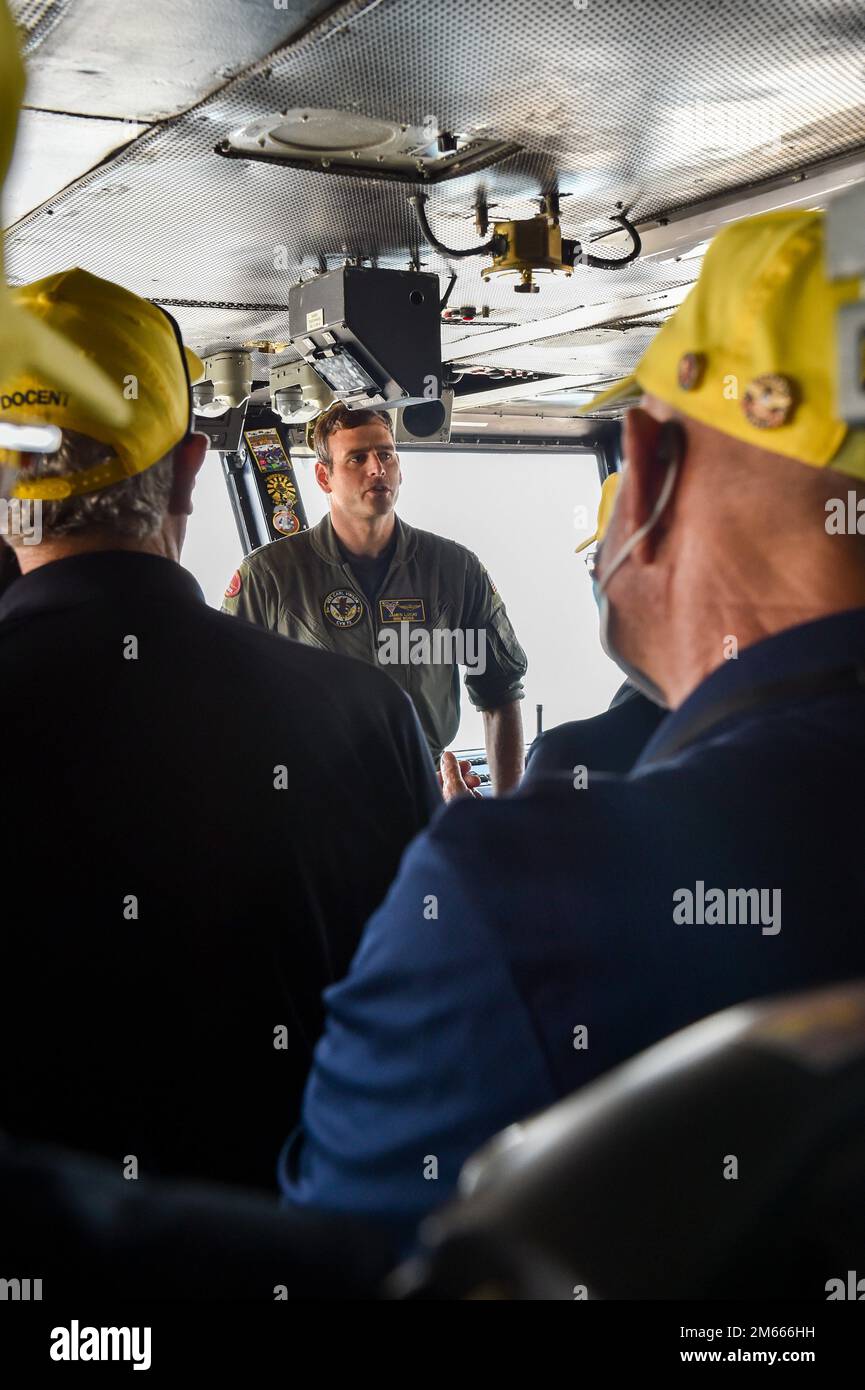 220406-N-TL932-1060 SAN DIEGO (6 aprile 2022) CMdR. James Lucas offre un tour del controllo di volo primario ai volontari dell'USS Midway Museum durante una visita a bordo della portaerei di classe Nimitz USS Carl Vinson (CVN 70), aprile 6. Vinson è attualmente pierside nel suo homeport di San Diego. Foto Stock