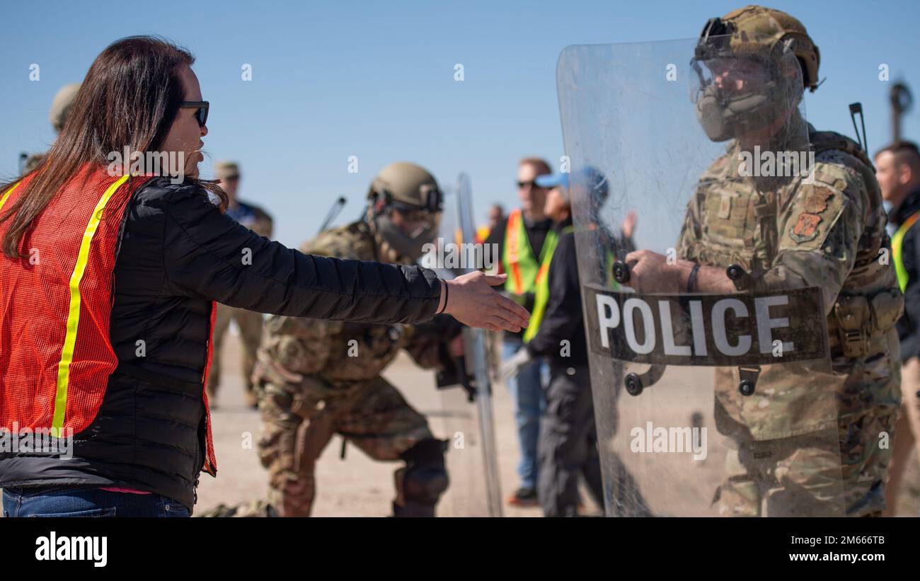 I militari con lo Squadrone delle forze di sicurezza del 124th gestiscono una folla arrabbiata durante una protesta simulata all'Idaho state Correctional Institution, 06 aprile 2022, Kuna, Idaho. Gli Airmen partecipanti facevano parte della forza di reazione rapida dell'Idaho, che può essere utilizzata dal governatore per rispondere rapidamente alle situazioni in via di sviluppo. Foto Stock