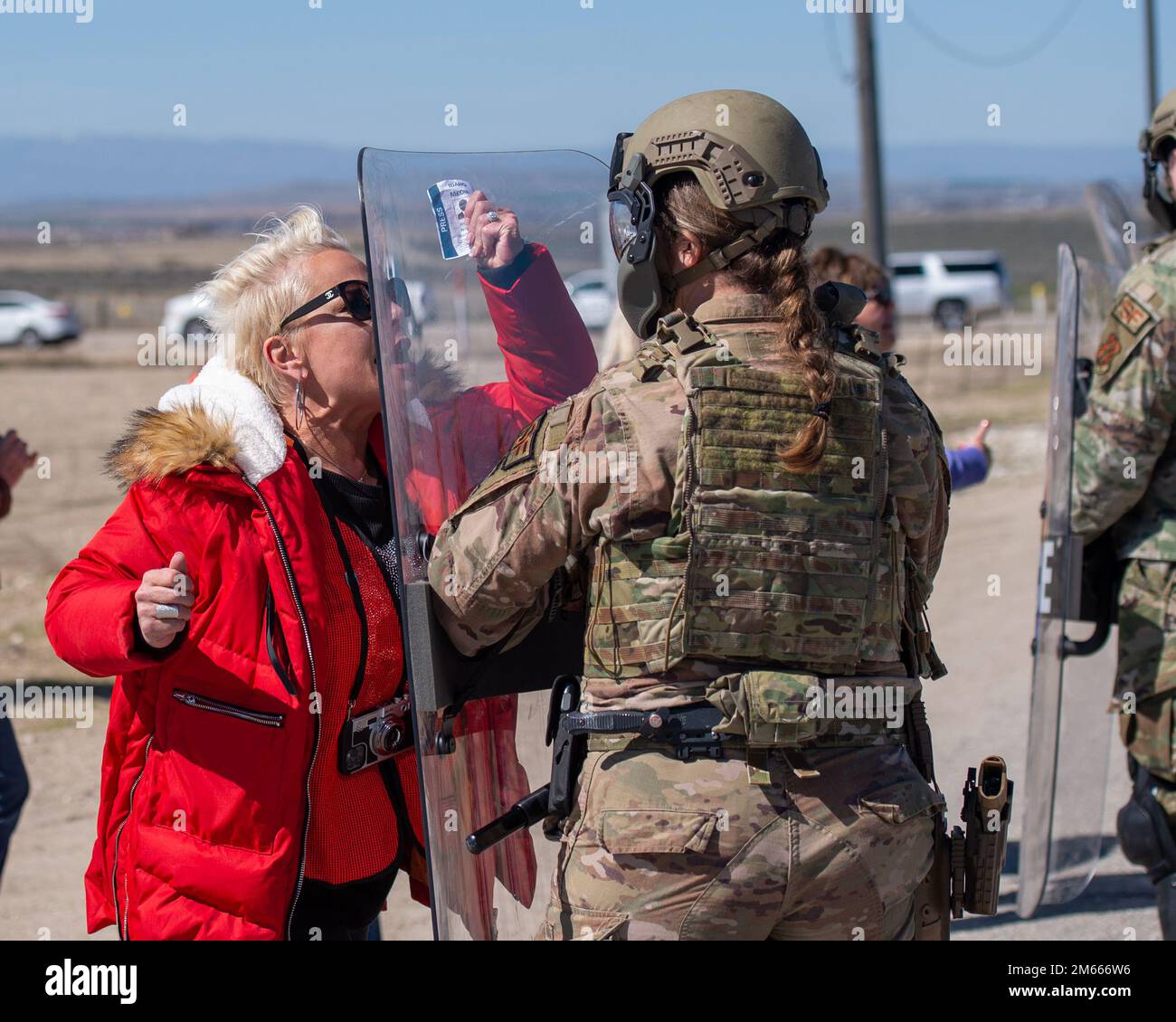 I militari con lo Squadrone delle forze di sicurezza del 124th gestiscono una folla arrabbiata durante una protesta simulata all'Idaho state Correctional Institution, 06 aprile 2022, Kuna, Idaho. Gli Airmen partecipanti facevano parte della forza di reazione rapida dell'Idaho, che può essere utilizzata dal governatore per rispondere rapidamente alle situazioni in via di sviluppo. Foto Stock