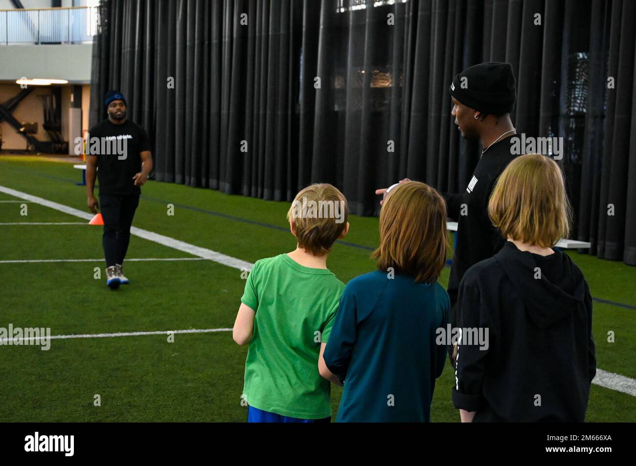 Demetric Felton, Jr., un Cleveland Browns che si ripresenta, partecipa a una clinica della National Football League presso la Eielson Air Force base, Alaska, 6 aprile 2022. L'evento organizzato dall'USO ha incluso un po' di tempo per le famiglie Airmen ed Eielson per fare pratica, scattare foto e ottenere autografi dai giocatori della NFL. Foto Stock