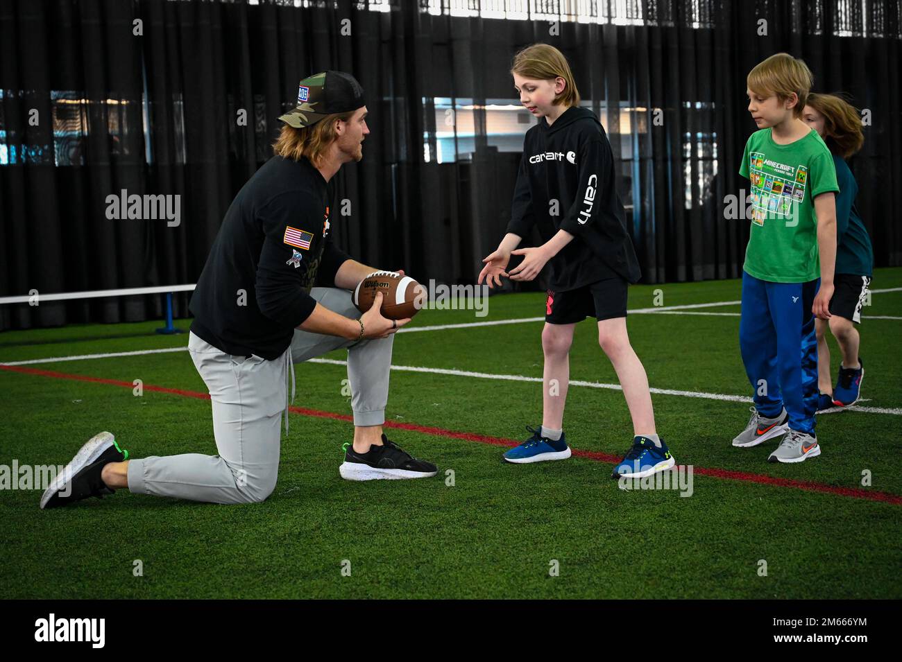 Andrew Beck, un Denver Broncos Tight End, partecipa a una clinica della National Football League presso la Eielson Air Force base, Alaska, 6 aprile 2022. L'evento organizzato dall'USO ha incluso un po' di tempo per le famiglie Airmen ed Eielson per fare pratica, scattare foto e ottenere autografi dai giocatori della NFL. Foto Stock