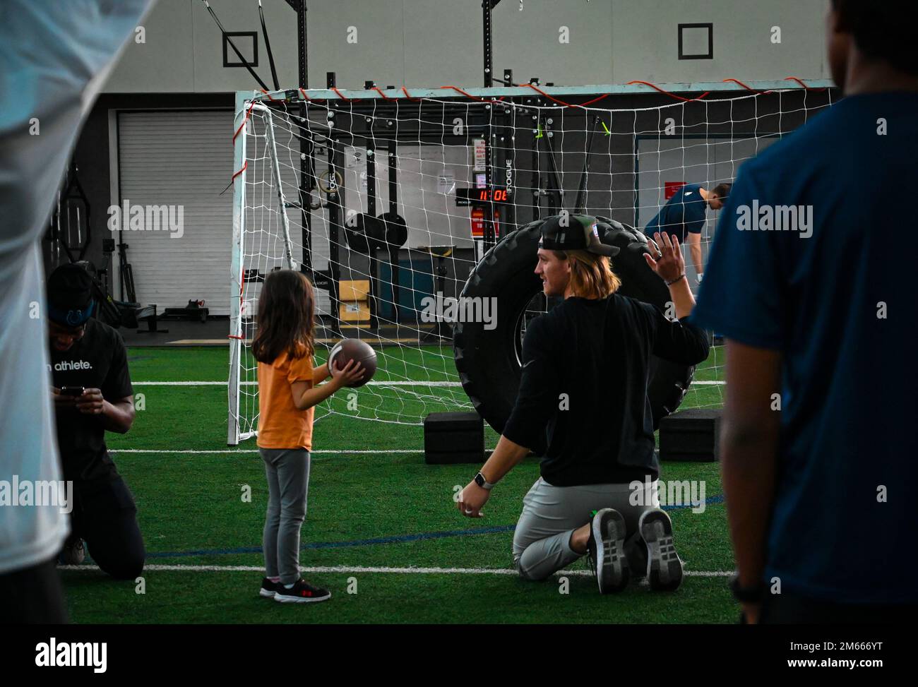 Andrew Beck, un Denver Broncos Tight End, partecipa a una clinica della National Football League presso la Eielson Air Force base, Alaska, 6 aprile 2022. L'evento organizzato dall'USO ha incluso un po' di tempo per le famiglie Airmen ed Eielson per fare pratica, scattare foto e ottenere autografi dai giocatori della NFL. Foto Stock