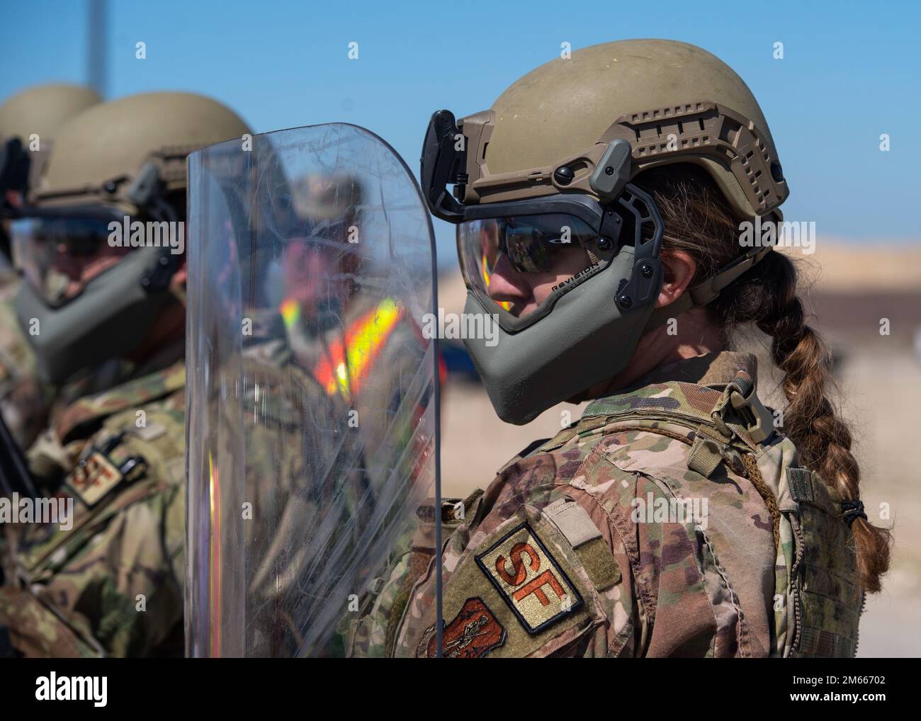 I militari con lo Squadrone delle forze di sicurezza del 124th gestiscono una folla arrabbiata durante una protesta simulata all'Idaho state Correctional Institution, 06 aprile 2022, Kuna, Idaho. Gli Airmen partecipanti facevano parte della forza di reazione rapida dell'Idaho, che può essere utilizzata dal governatore per rispondere rapidamente alle situazioni in via di sviluppo. Foto Stock