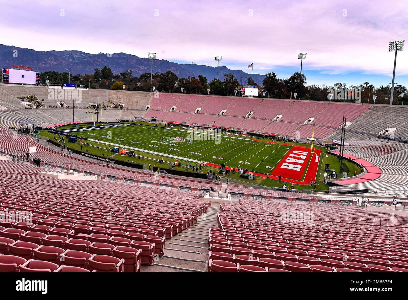 Pasadena, California. 2nd Jan, 2023. Vista del Rose Bowl Stadium prima della partita di football del Rose Bowl College del 109th tra i Penn state Nittany Lions e gli Utah Utes al Rose Bowl il 02 gennaio 2023 a Pasadena, California.Foto obbligatoria: Louis Lopez/Cal Sport Media/Alamy Live News Foto Stock