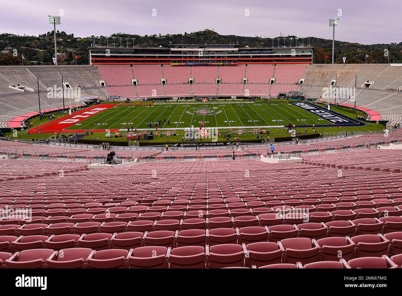 Pasadena, California. 2nd Jan, 2023. Vista del Rose Bowl Stadium prima della partita di football del Rose Bowl College del 109th tra i Penn state Nittany Lions e gli Utah Utes al Rose Bowl il 02 gennaio 2023 a Pasadena, California.Foto obbligatoria: Louis Lopez/Cal Sport Media/Alamy Live News Foto Stock