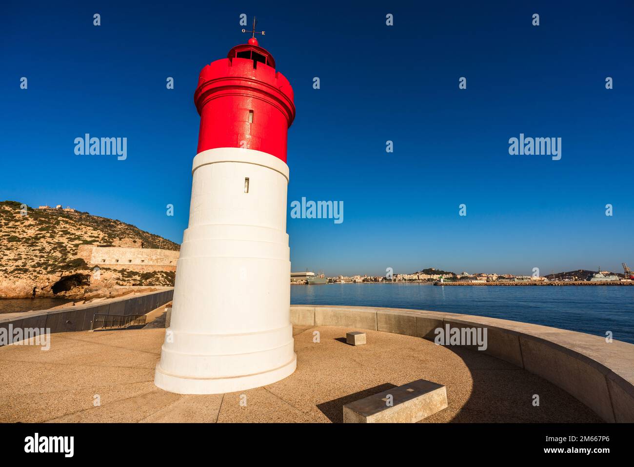 Faro bianco e rosso conosciuto come Faro de navidad nel porto di Cartagena, Spagna Foto Stock