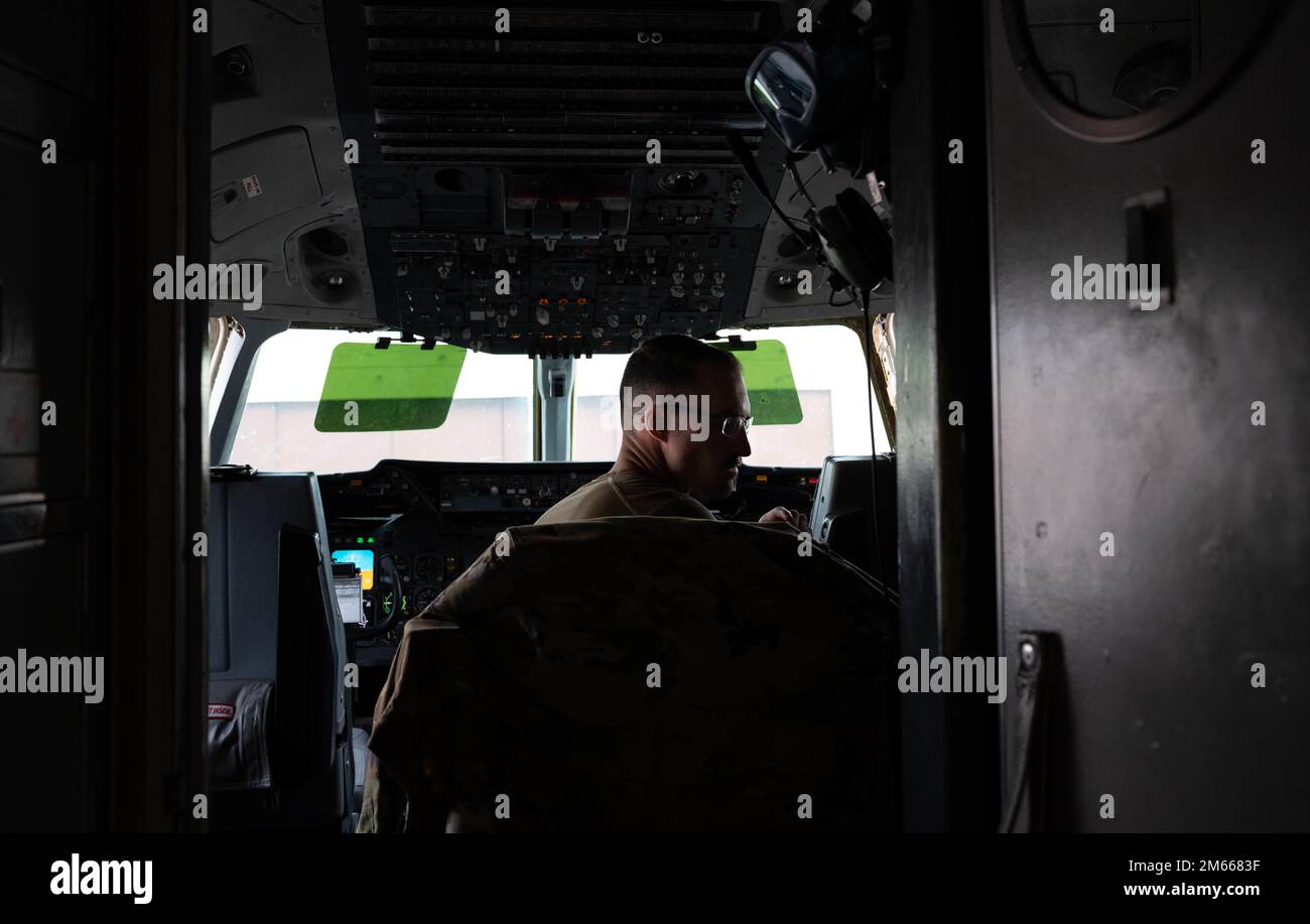 STATI UNITI Air Force Airman 1st Class Pierce Bender, 6th Air Refuging Squadron KC-10 Extender, ispeziona gli aerei durante l'esercizio Agile Tiger il 6 aprile 2022, Whiteman Air Force base, Missouri. Gli esercizi contribuiscono allo sviluppo di Airmen e di Aircrew, migliorando la preparazione alla missione e aumentando le capacità in ambienti difficili. Foto Stock