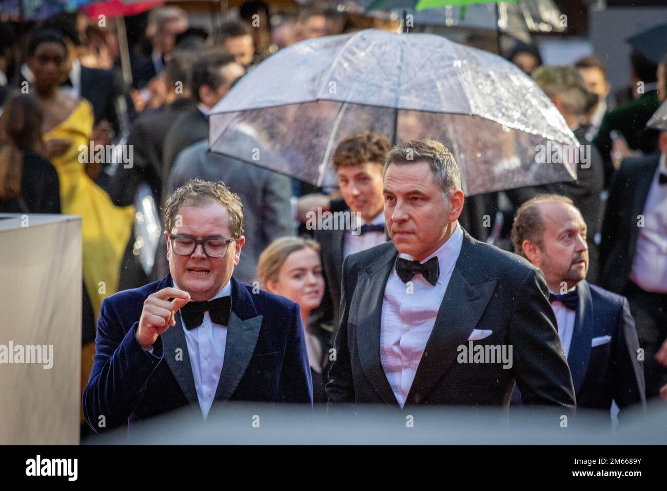 Alan Carr e David Walliams hanno una interessante chiacchierata sul tappeto rosso Foto Stock