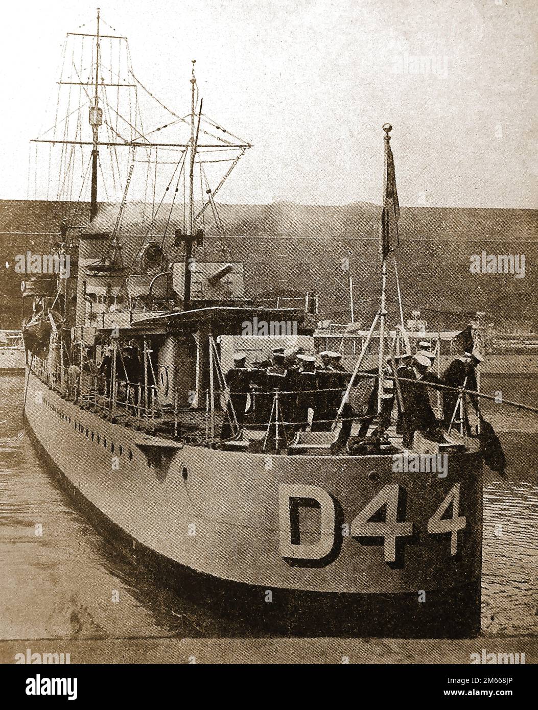 Nave navale britannica D44 (HMS VALHALLA) con giacche blu (marinai) che assistono nelle procedure di attracco. Fu leader dello squadrone di classe V dell'Ammiragliato della Royal Navy durante la prima guerra mondiale ---- costruito da Cammell Laird e dalla Società, Birkenhead -- Keel Laid Agosto 8th 1916 -- lanciato il 22nd Maggio 1917 - in servizio il 31st Luglio 1917 ------ Venduto per rottami 17th dicembre 1931 Foto Stock
