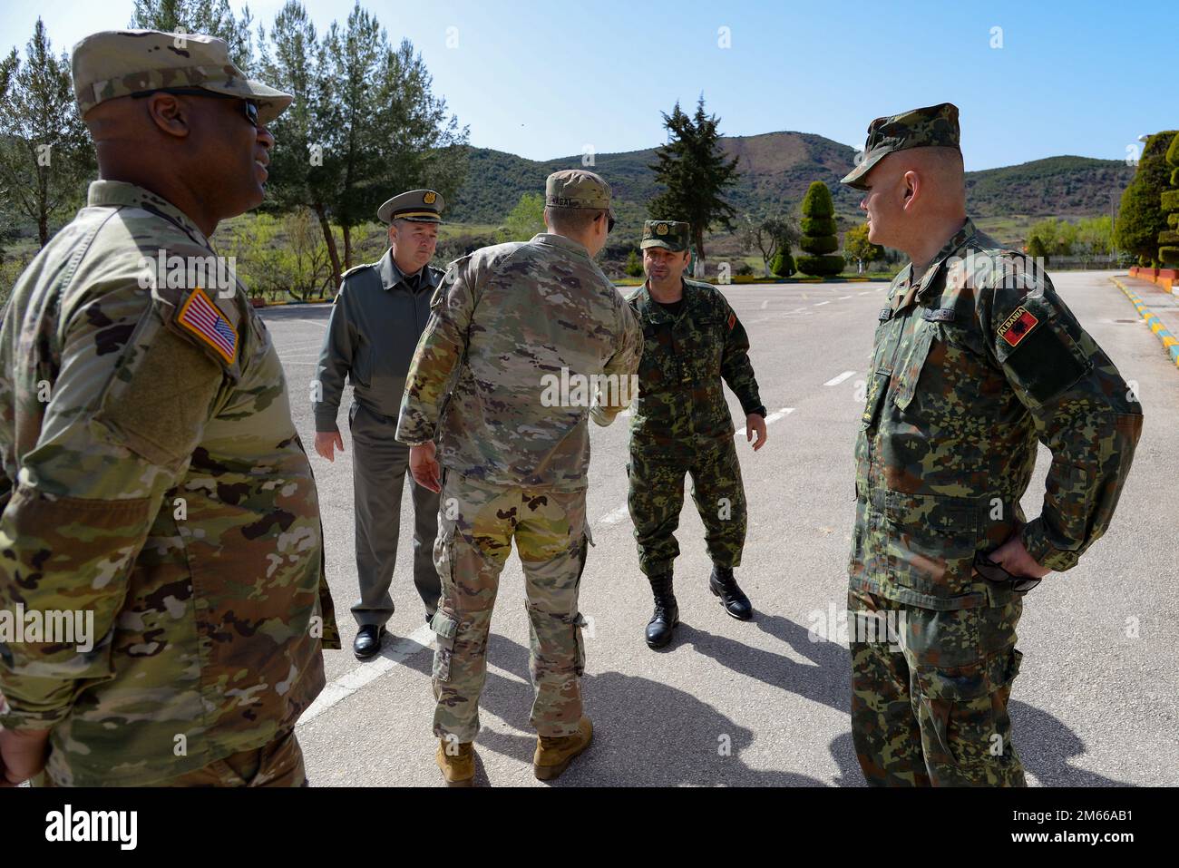 STATI UNITI Soldati dell'esercito con la Guardia Nazionale del New Jersey salutano la leadership delle forze armate albanesi presso il Bunavi Individual Training Center, 6 aprile 2022, a Vlorë, in Albania. I soldati della Guardia Nazionale dell'Esercito del New Jersey, selezionati per la Officer Candidate School, insieme al loro gruppo dirigente, si sono recati in Albania per partecipare alla leadership combinata e alla familiarizzazione tattica con i cadetti OCS dell'AAF, rafforzando la partnership tra New Jersey e Albania, che ha superato i 20 anni. Che è una delle 22 partnership europee che compongono gli Stati Uniti Programma europeo di partenariato dello Stato di comando e una delle 65 partnership mondiali Foto Stock