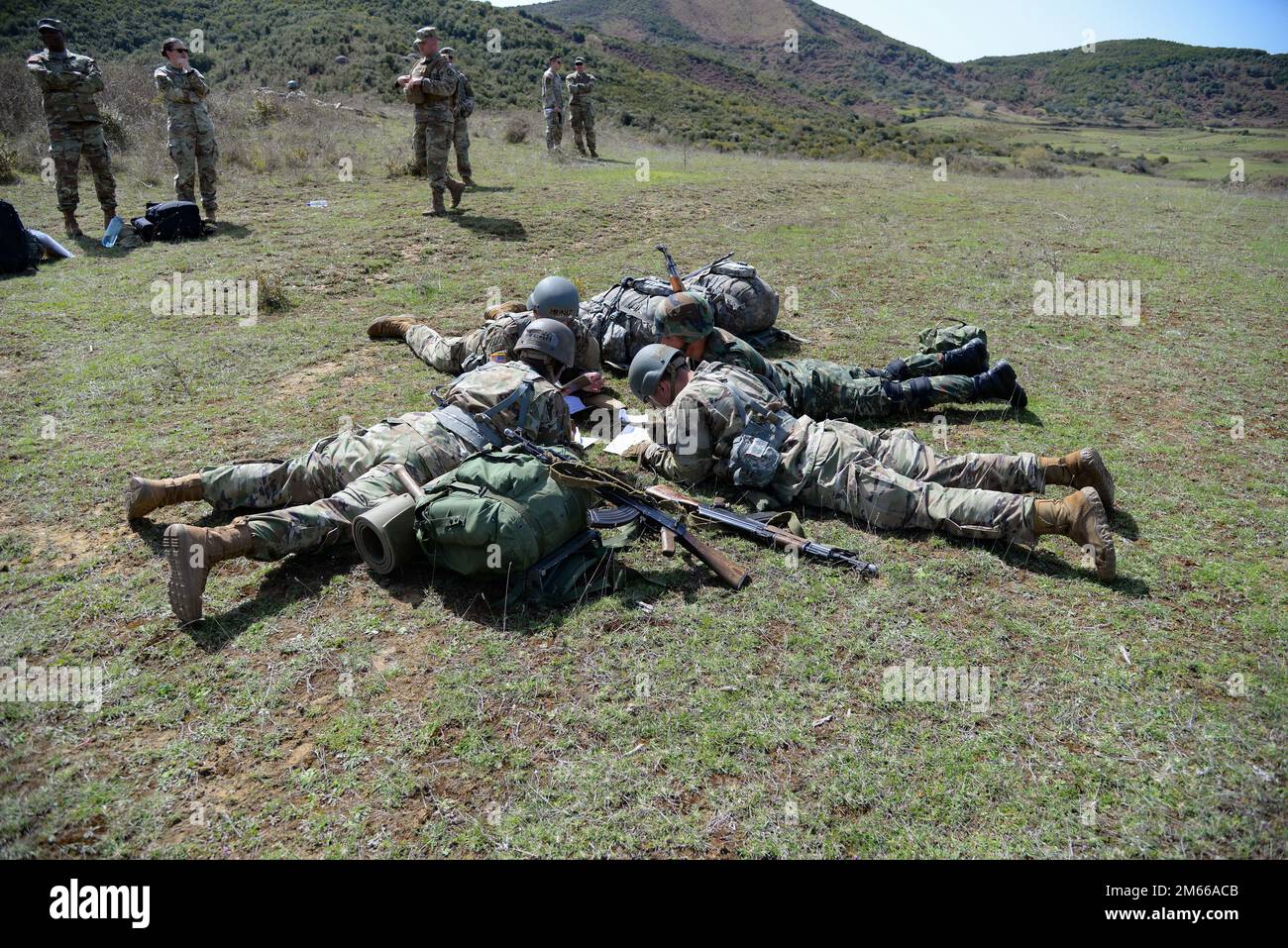 STATI UNITI I cadetti della scuola candidata dell'ufficiale dell'esercito, con la Guardia Nazionale del New Jersey, e i cadetti OCS delle forze armate albanesi partecipano alla familiarizzazione combinata di leadership e tattica presso il Bunavi Individual Training Center, il 6 aprile 2022, a Vlorë, Albania. I soldati della Guardia Nazionale dell'Esercito del New Jersey, selezionati come Officer Candidate School, insieme ai loro quadri di leadership, si sono recati in Albania per partecipare con i cadetti OCS dell'AAF, rafforzando la partnership New Jersey-Albania di 20 anni, che è una delle 22 partnership europee che compongono gli Stati Uniti Programma europeo di partenariato dello Stato di comando e uno dei 6 Foto Stock