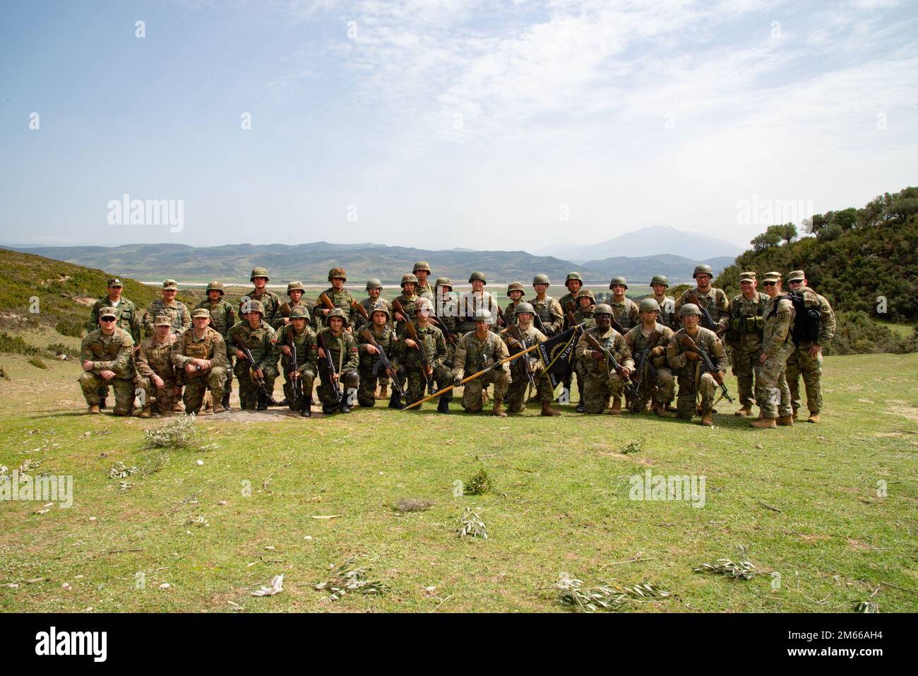 STATI UNITI I cadetti e i cadetti della scuola candidata dell'ufficiale dell'esercito, con la Guardia Nazionale del New Jersey, e i cadetti OCS delle forze Armate albanesi, si pongono per una foto di gruppo dopo aver partecipato alla familiarizzazione di leadership e tattiche combinate presso il Bunavi Individual Training Center, il 6 aprile 2022, a Vlorë, in Albania. I soldati della Guardia Nazionale dell'Esercito del New Jersey, selezionati come Officer Candidate School, insieme ai loro quadri di leadership, si sono recati in Albania per partecipare con i cadetti OCS dell'AAF, rafforzando la partnership New Jersey-Albania di 20 anni, che è una delle 22 partnership europee che compongono gli Stati Uniti Virgola europea Foto Stock