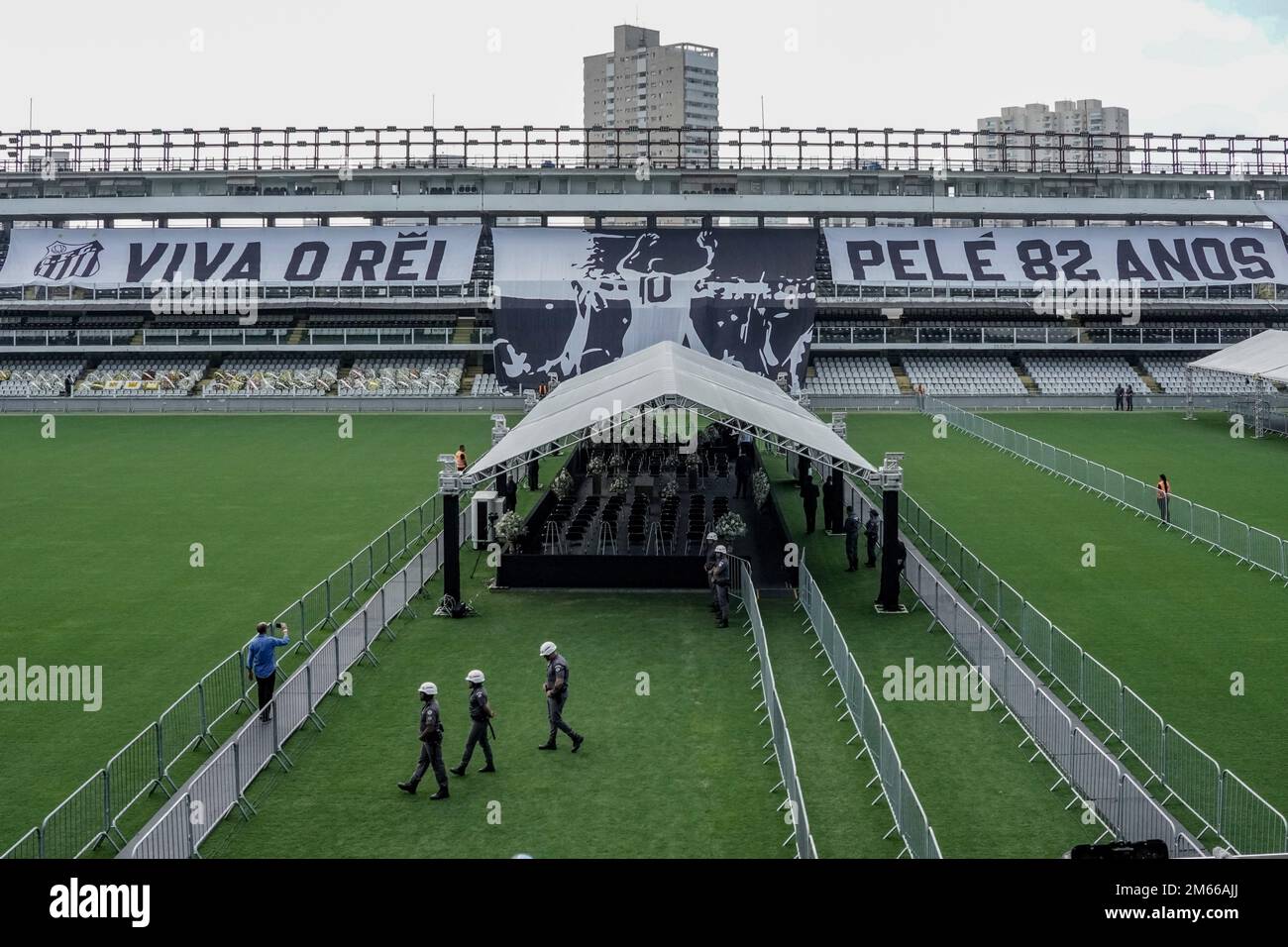 Santos, San Paolo, Brasile. 2 gennaio 2023: Scia dell'ex calciatore brasiliano Edson Arantes do Nascimento, Pelé, allo stadio Santos Futebol Clube, nella città di Santos, Brasile, il 2 gennaio 2023. Pelé morì il 29 dicembre 2022 all'età di 82 anni dopo aver trascorso 30 giorni ricoverato in ospedale a San Paolo per il trattamento del cancro al colon scoperto nel 2021. La causa della morte è stata l'insufficienza di più organi. (Credit Image: © Paulo Lopes/ZUMA Press Wire) Credit: ZUMA Press, Inc./Alamy Live News Foto Stock