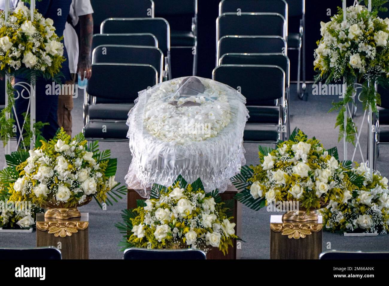 Santos, San Paolo, Brasile. 2 gennaio 2023: Scia dell'ex calciatore brasiliano Edson Arantes do Nascimento, Pelé, allo stadio Santos Futebol Clube, nella città di Santos, Brasile, il 2 gennaio 2023. Pelé morì il 29 dicembre 2022 all'età di 82 anni dopo aver trascorso 30 giorni ricoverato in ospedale a San Paolo per il trattamento del cancro al colon scoperto nel 2021. La causa della morte è stata l'insufficienza di più organi. (Credit Image: © Paulo Lopes/ZUMA Press Wire) Credit: ZUMA Press, Inc./Alamy Live News Foto Stock