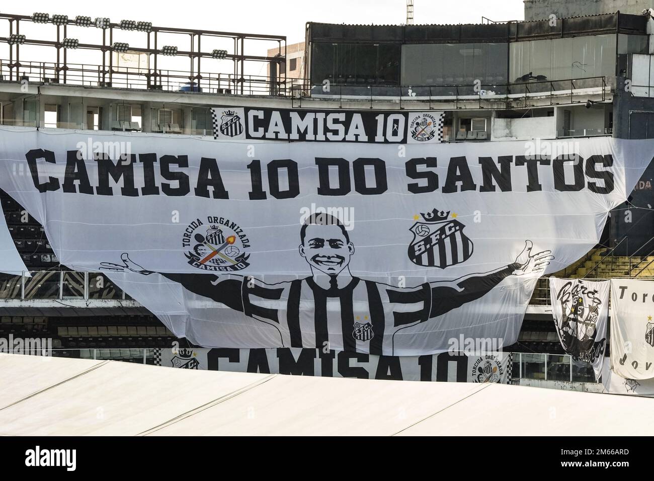 Santos, San Paolo, Brasile. 2 gennaio 2023: Scia dell'ex calciatore brasiliano Edson Arantes do Nascimento, Pelé, allo stadio Santos Futebol Clube, nella città di Santos, Brasile, il 2 gennaio 2023. Pelé morì il 29 dicembre 2022 all'età di 82 anni dopo aver trascorso 30 giorni ricoverato in ospedale a San Paolo per il trattamento del cancro al colon scoperto nel 2021. La causa della morte è stata l'insufficienza di più organi. (Credit Image: © Paulo Lopes/ZUMA Press Wire) Credit: ZUMA Press, Inc./Alamy Live News Foto Stock