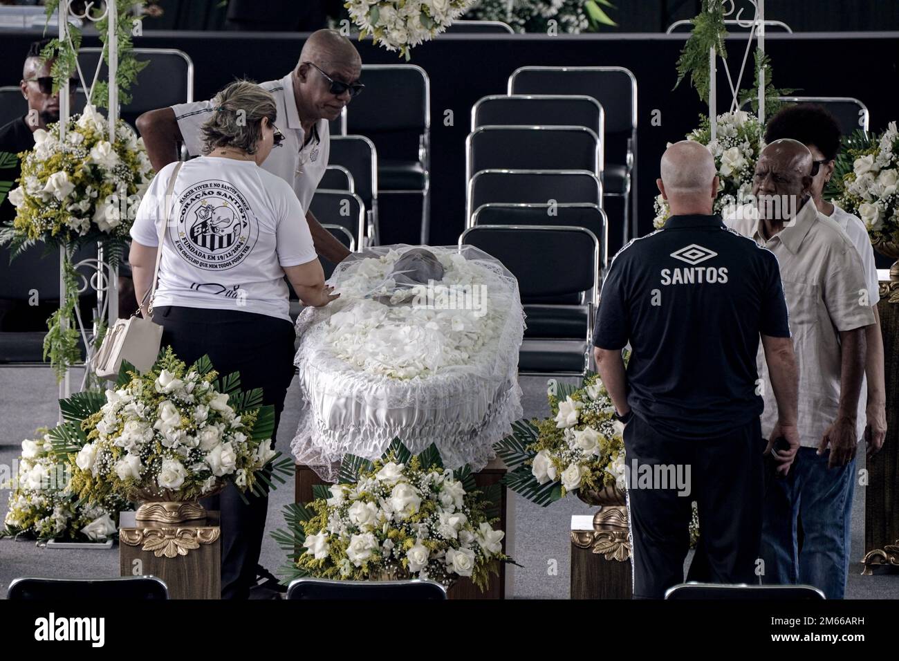 Santos, San Paolo, Brasile. 2 gennaio 2023: Scia dell'ex calciatore brasiliano Edson Arantes do Nascimento, Pelé, allo stadio Santos Futebol Clube, nella città di Santos, Brasile, il 2 gennaio 2023. Pelé morì il 29 dicembre 2022 all'età di 82 anni dopo aver trascorso 30 giorni ricoverato in ospedale a San Paolo per il trattamento del cancro al colon scoperto nel 2021. La causa della morte è stata l'insufficienza di più organi. (Credit Image: © Paulo Lopes/ZUMA Press Wire) Credit: ZUMA Press, Inc./Alamy Live News Foto Stock