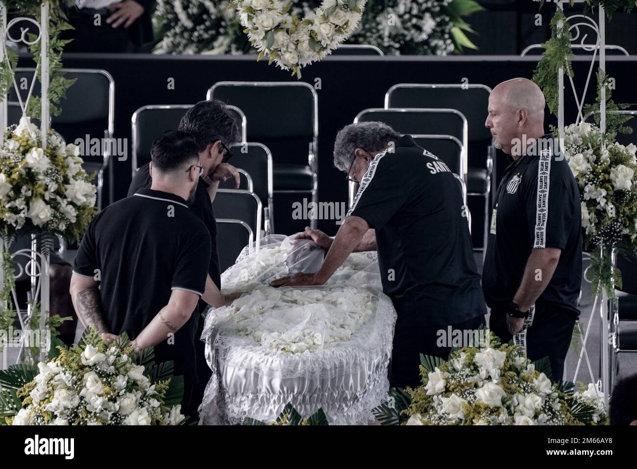 Santos, San Paolo, Brasile. 2 gennaio 2023: Scia dell'ex calciatore brasiliano Edson Arantes do Nascimento, Pelé, allo stadio Santos Futebol Clube, nella città di Santos, Brasile, il 2 gennaio 2023. Pelé morì il 29 dicembre 2022 all'età di 82 anni dopo aver trascorso 30 giorni ricoverato in ospedale a San Paolo per il trattamento del cancro al colon scoperto nel 2021. La causa della morte è stata l'insufficienza di più organi. (Credit Image: © Paulo Lopes/ZUMA Press Wire) Credit: ZUMA Press, Inc./Alamy Live News Foto Stock