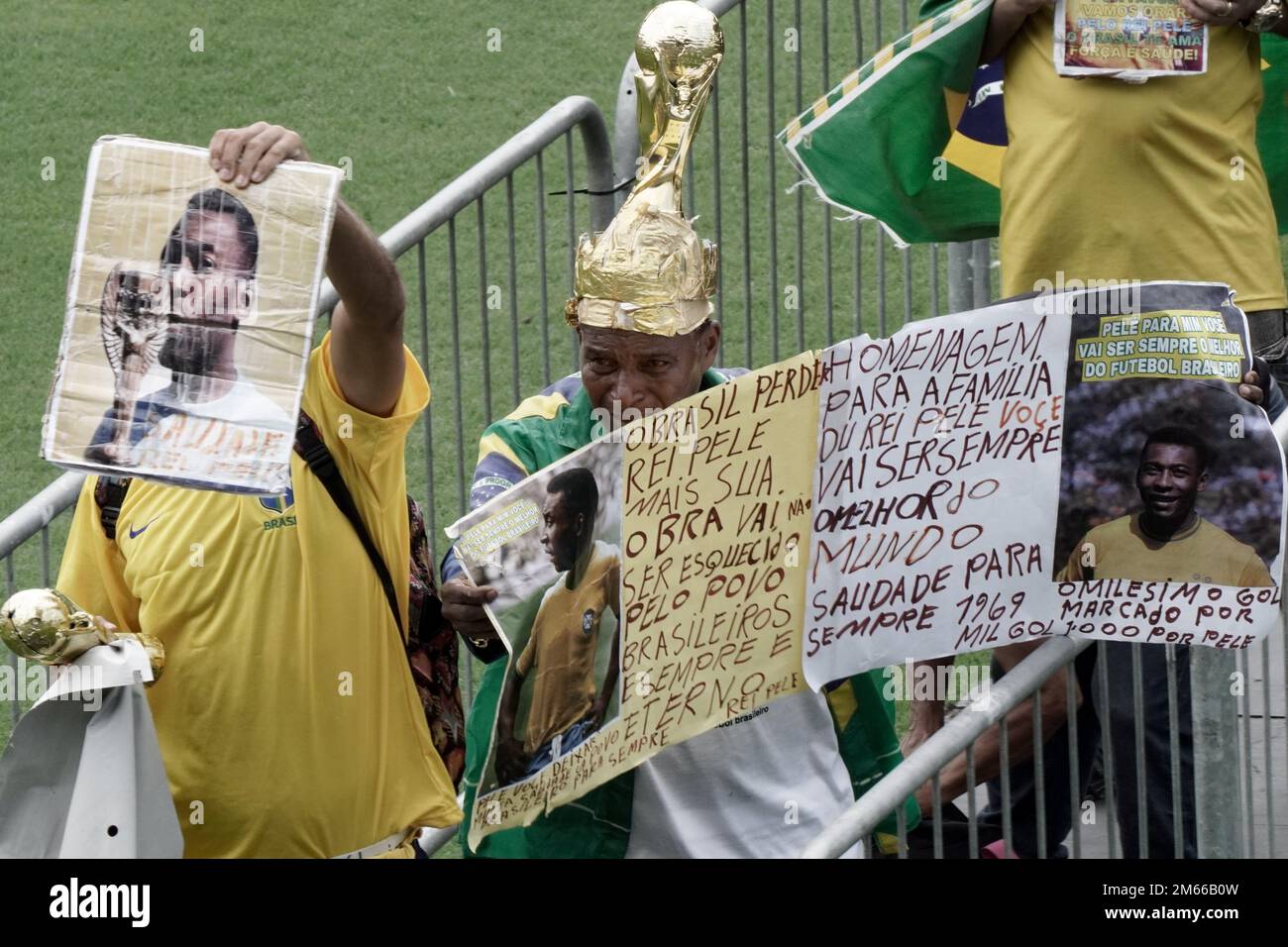 Santos, San Paolo, Brasile. 2 gennaio 2023: Scia dell'ex calciatore brasiliano Edson Arantes do Nascimento, Pelé, allo stadio Santos Futebol Clube, nella città di Santos, Brasile, il 2 gennaio 2023. Pelé morì il 29 dicembre 2022 all'età di 82 anni dopo aver trascorso 30 giorni ricoverato in ospedale a San Paolo per il trattamento del cancro al colon scoperto nel 2021. La causa della morte è stata l'insufficienza di più organi. (Credit Image: © Paulo Lopes/ZUMA Press Wire) Credit: ZUMA Press, Inc./Alamy Live News Foto Stock