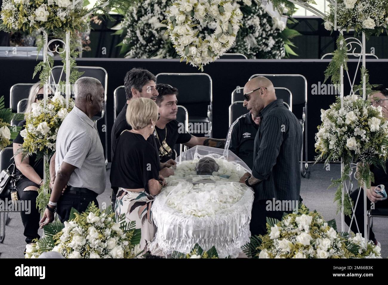 Santos, San Paolo, Brasile. 2 gennaio 2023: Scia dell'ex calciatore brasiliano Edson Arantes do Nascimento, Pelé, allo stadio Santos Futebol Clube, nella città di Santos, Brasile, il 2 gennaio 2023. Pelé morì il 29 dicembre 2022 all'età di 82 anni dopo aver trascorso 30 giorni ricoverato in ospedale a San Paolo per il trattamento del cancro al colon scoperto nel 2021. La causa della morte è stata l'insufficienza di più organi. (Credit Image: © Paulo Lopes/ZUMA Press Wire) Credit: ZUMA Press, Inc./Alamy Live News Foto Stock