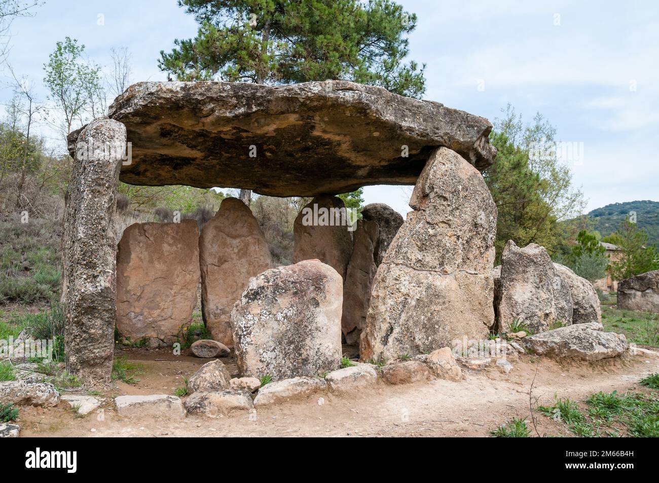 Dolmen sols de riu, Megalith, costruito 4000 anni fa e ha cambiato la sua posizione originale nel 1999, baronia de Rialb, Catalogna, Spagna Foto Stock