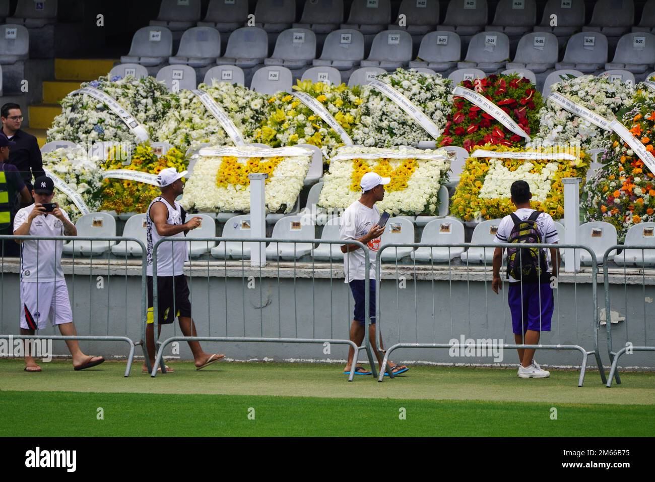 Santos, San Paolo, Brasile. 2 gennaio 2023: Scia dell'ex calciatore brasiliano Edson Arantes do Nascimento, Pelé, allo stadio Santos Futebol Clube, nella città di Santos, Brasile, il 2 gennaio 2023. Pelé morì il 29 dicembre 2022 all'età di 82 anni dopo aver trascorso 30 giorni ricoverato in ospedale a San Paolo per il trattamento del cancro al colon scoperto nel 2021. La causa della morte è stata l'insufficienza di più organi. (Credit Image: © Paulo Lopes/ZUMA Press Wire) Credit: ZUMA Press, Inc./Alamy Live News Foto Stock