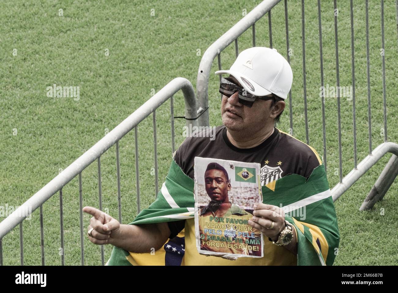 Santos, San Paolo, Brasile. 2 gennaio 2023: Scia dell'ex calciatore brasiliano Edson Arantes do Nascimento, Pelé, allo stadio Santos Futebol Clube, nella città di Santos, Brasile, il 2 gennaio 2023. Pelé morì il 29 dicembre 2022 all'età di 82 anni dopo aver trascorso 30 giorni ricoverato in ospedale a San Paolo per il trattamento del cancro al colon scoperto nel 2021. La causa della morte è stata l'insufficienza di più organi. (Credit Image: © Paulo Lopes/ZUMA Press Wire) Credit: ZUMA Press, Inc./Alamy Live News Foto Stock