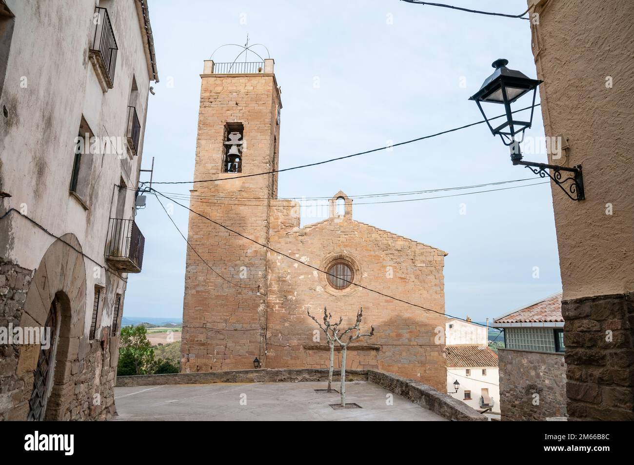 Chiesa di Sant Pere de Cubells, Una chiesa di origine romanica con una navata unica molto austera. L'edificio originale fu eretto tra la fine del Th Foto Stock