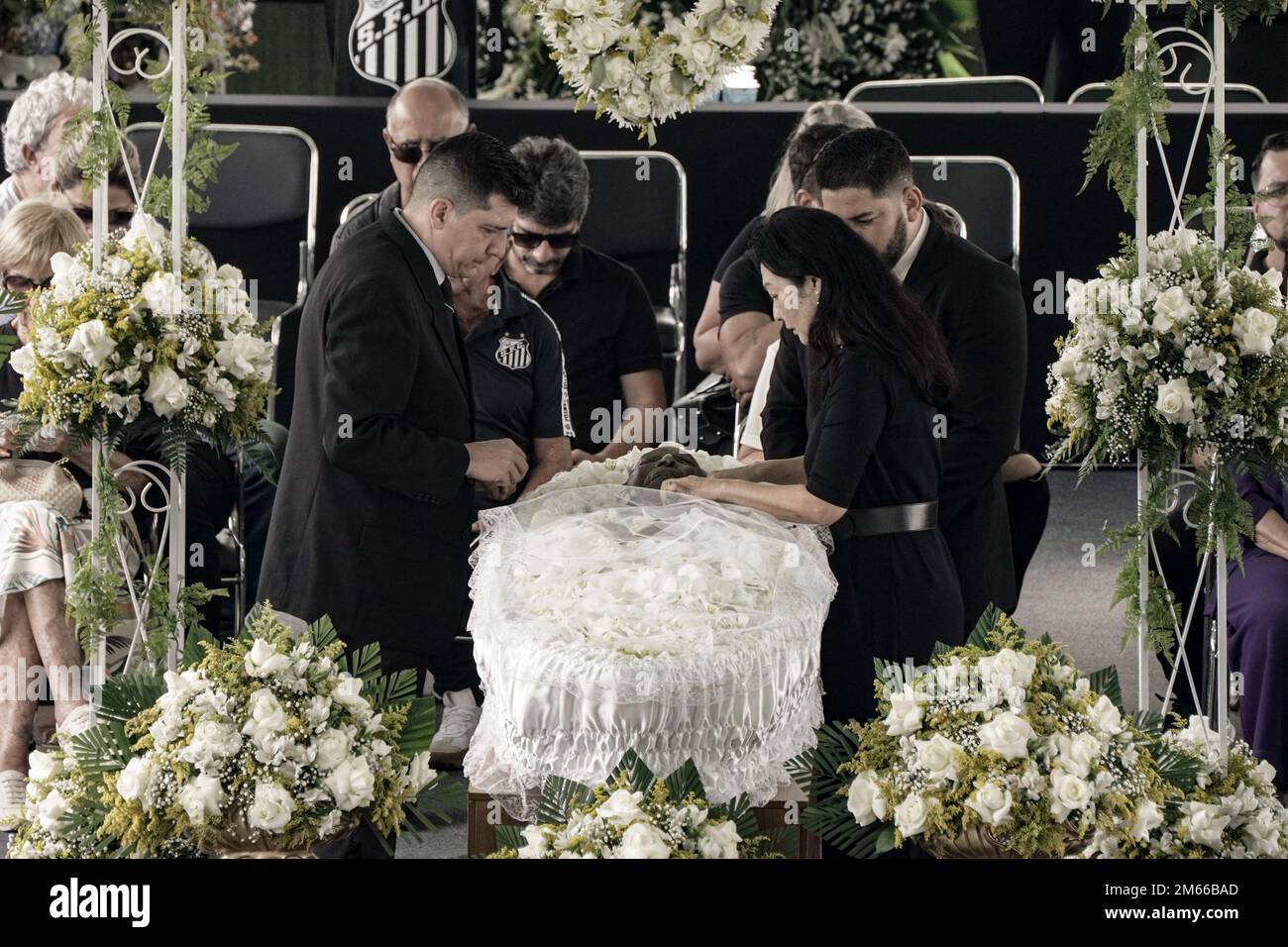 Santos, San Paolo, Brasile. 2 gennaio 2023: Scia dell'ex calciatore brasiliano Edson Arantes do Nascimento, Pelé, allo stadio Santos Futebol Clube, nella città di Santos, Brasile, il 2 gennaio 2023. Pelé morì il 29 dicembre 2022 all'età di 82 anni dopo aver trascorso 30 giorni ricoverato in ospedale a San Paolo per il trattamento del cancro al colon scoperto nel 2021. La causa della morte è stata l'insufficienza di più organi. (Credit Image: © Paulo Lopes/ZUMA Press Wire) Credit: ZUMA Press, Inc./Alamy Live News Foto Stock