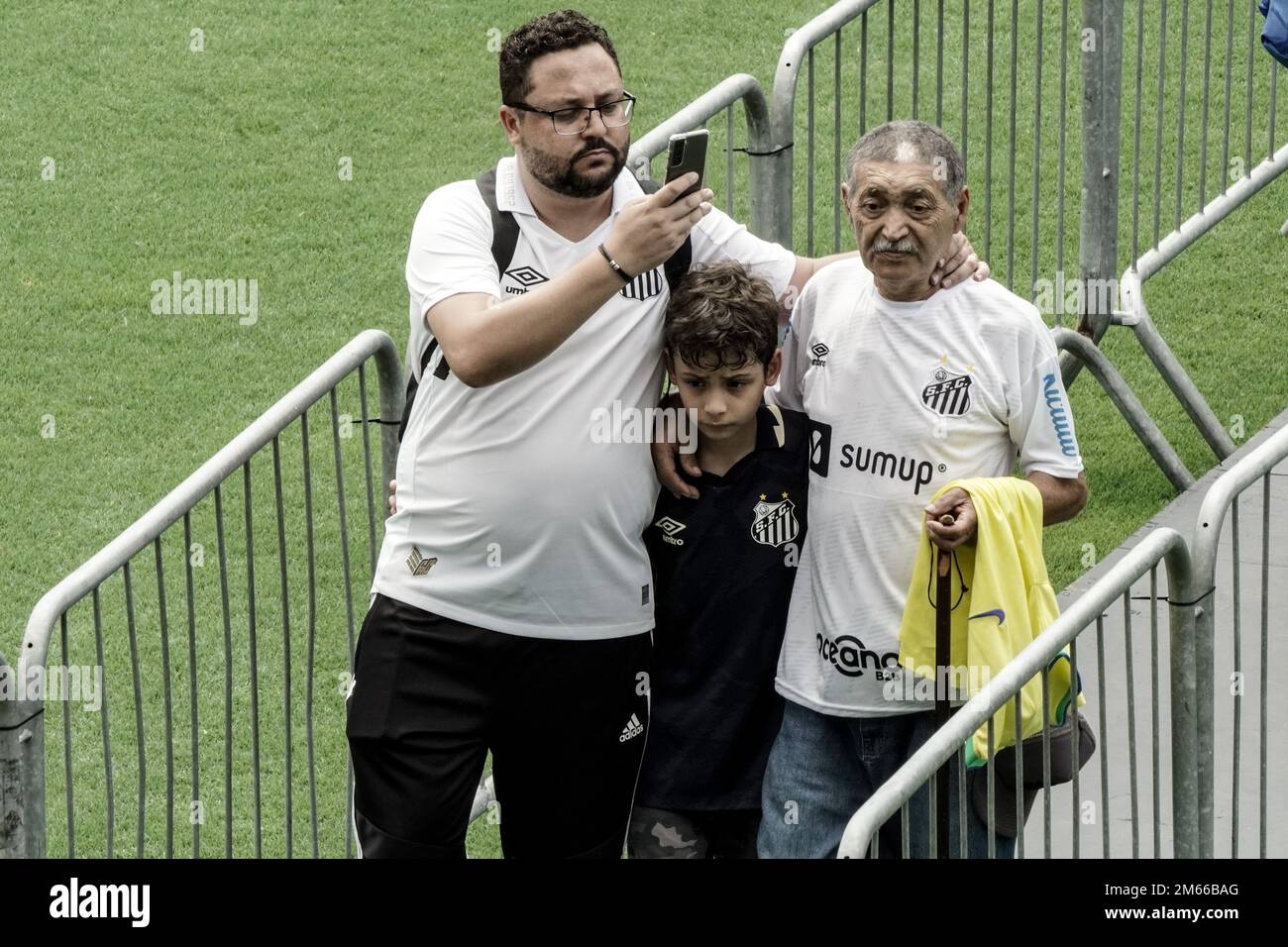 Santos, San Paolo, Brasile. 2 gennaio 2023: Scia dell'ex calciatore brasiliano Edson Arantes do Nascimento, Pelé, allo stadio Santos Futebol Clube, nella città di Santos, Brasile, il 2 gennaio 2023. Pelé morì il 29 dicembre 2022 all'età di 82 anni dopo aver trascorso 30 giorni ricoverato in ospedale a San Paolo per il trattamento del cancro al colon scoperto nel 2021. La causa della morte è stata l'insufficienza di più organi. (Credit Image: © Paulo Lopes/ZUMA Press Wire) Credit: ZUMA Press, Inc./Alamy Live News Foto Stock