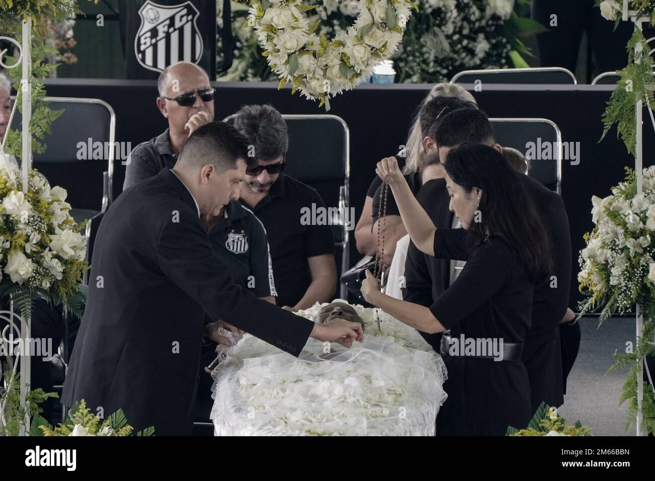 Santos, San Paolo, Brasile. 2 gennaio 2023: Marcia Aoki (moglie di Pele) durante la scia dell'ex calciatore brasiliano Edson Arantes do Nascimento, Pelé, allo stadio Santos Futebol Clube, nella città di Santos, Brasile, il 2 gennaio 2023. Pelé morì il 29 dicembre 2022 all'età di 82 anni dopo aver trascorso 30 giorni ricoverato in ospedale a San Paolo per il trattamento del cancro al colon scoperto nel 2021. La causa della morte è stata l'insufficienza di più organi. (Credit Image: © Paulo Lopes/ZUMA Press Wire) Credit: ZUMA Press, Inc./Alamy Live News Foto Stock