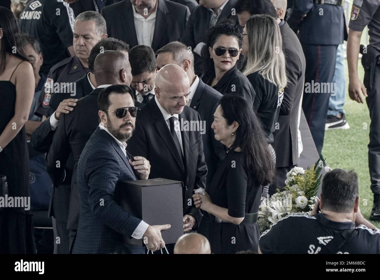 Santos, San Paolo, Brasile. 2 gennaio 2023: Gianni Infantino (presidente FIFA) e marcia Aoki (moglie di Pele) in seguito all'ex calciatore brasiliano Edson Arantes do Nascimento, Pelé, allo stadio Santos Futebol Clube, nella città di Santos, Brasile, il 2 gennaio 2023. Pelé morì il 29 dicembre 2022 all'età di 82 anni dopo aver trascorso 30 giorni ricoverato in ospedale a San Paolo per il trattamento del cancro al colon scoperto nel 2021. La causa della morte è stata l'insufficienza di più organi. (Credit Image: © Paulo Lopes/ZUMA Press Wire) Credit: ZUMA Press, Inc./Alamy Live News Foto Stock
